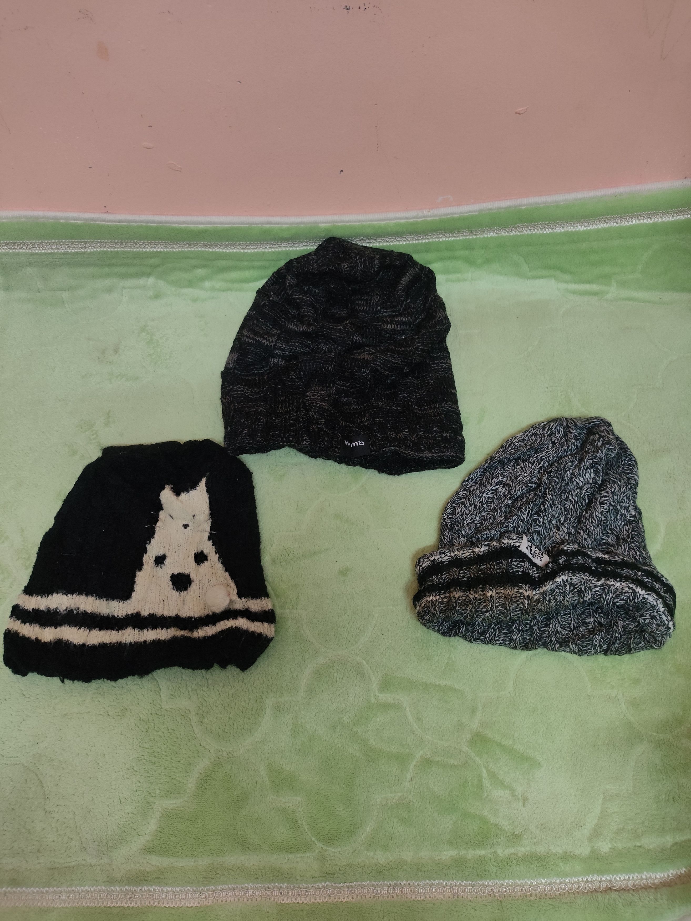 Vintage 3 Pieces Beanies Snowcap COMBO VINTAGE 🔥 Size ONE SIZE - 1 Thumbnail
