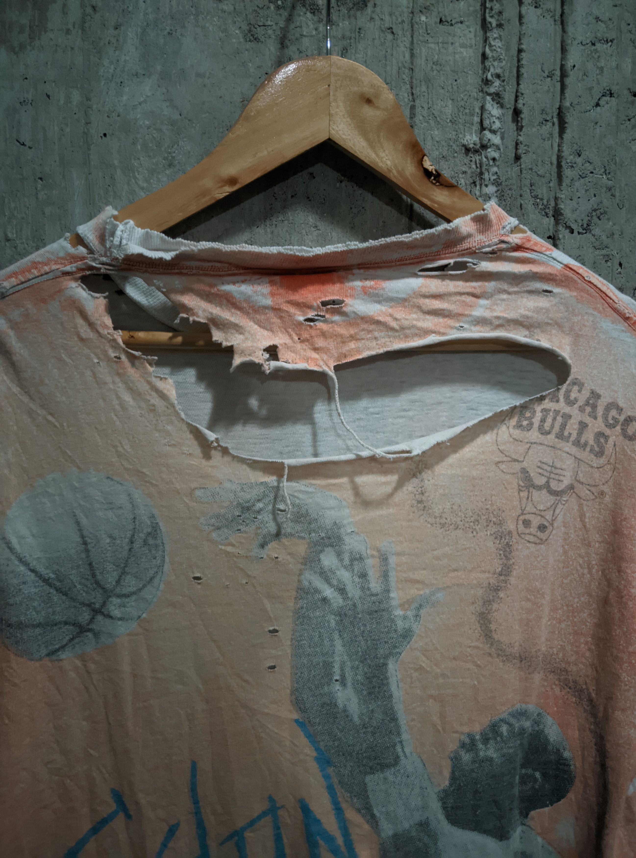 Vintage Vintage 90s thrashed jordan Chicago Bulls aop erd Size US L / EU 52-54 / 3 - 4 Thumbnail