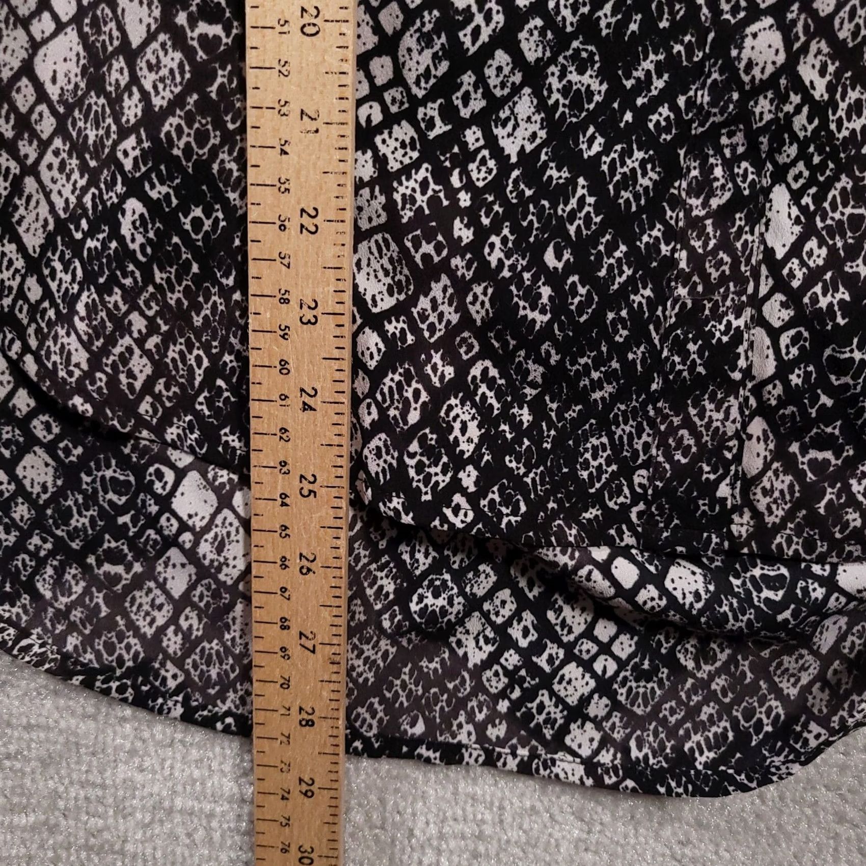 Apt. 9 Apt. 9 Shirt Women's Medium Black Long Sleeve V Neck Snake Print Button Up Size M / US 6-8 / IT 42-44 - 6 Thumbnail