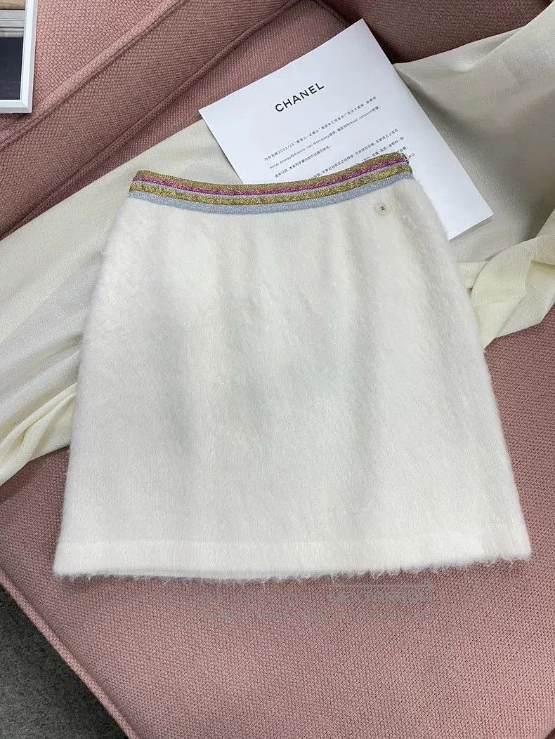 Chanel Chanel White Metallic Trim Fuzzy Mini Skirt. Size US 36 / EU 52 - 1 Thumbnail