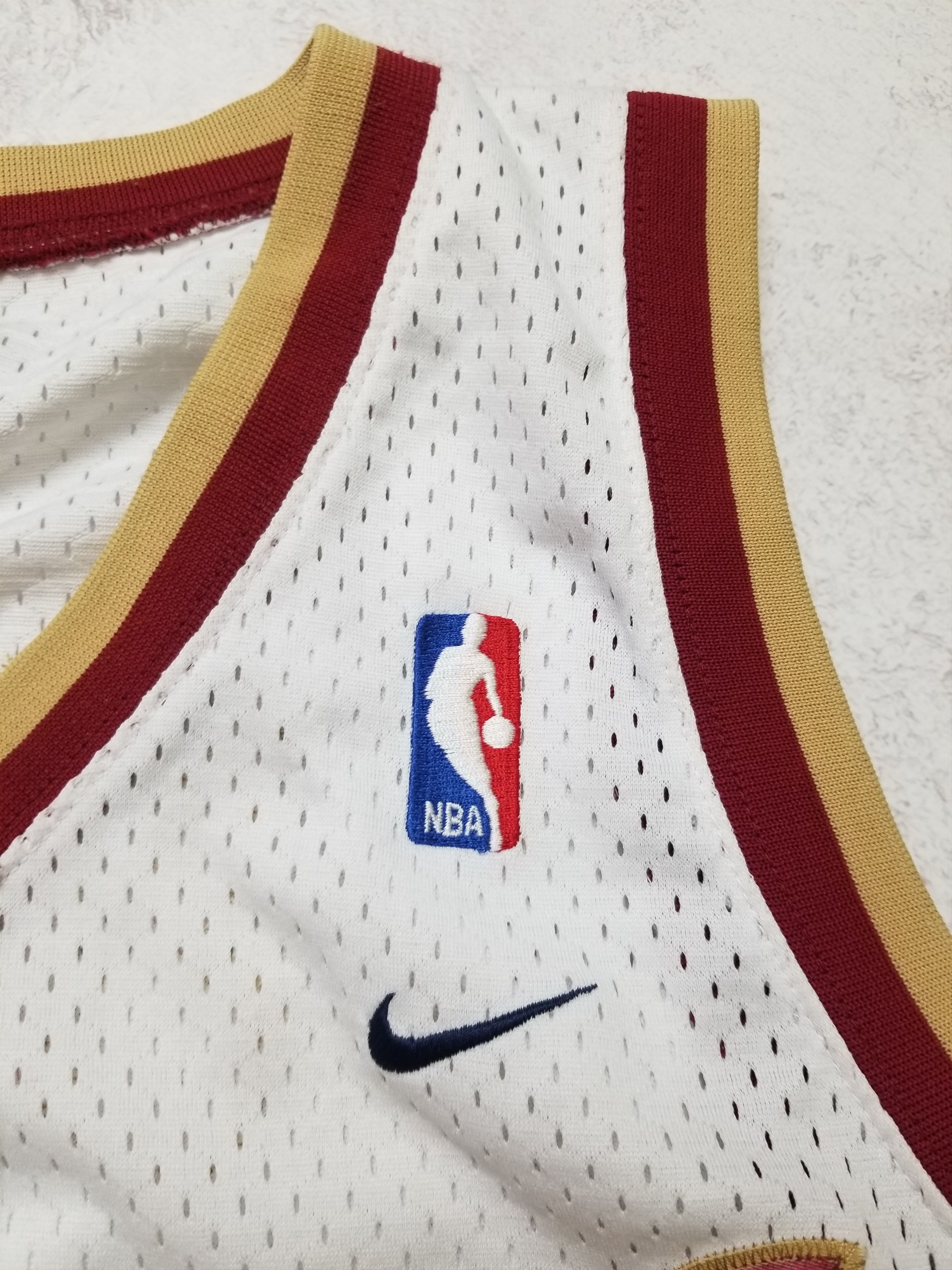 Nike Vintage NBA Cleveland Cavaliers LeBron James 23 Sewn Jersey Size US L / EU 52-54 / 3 - 5 Thumbnail