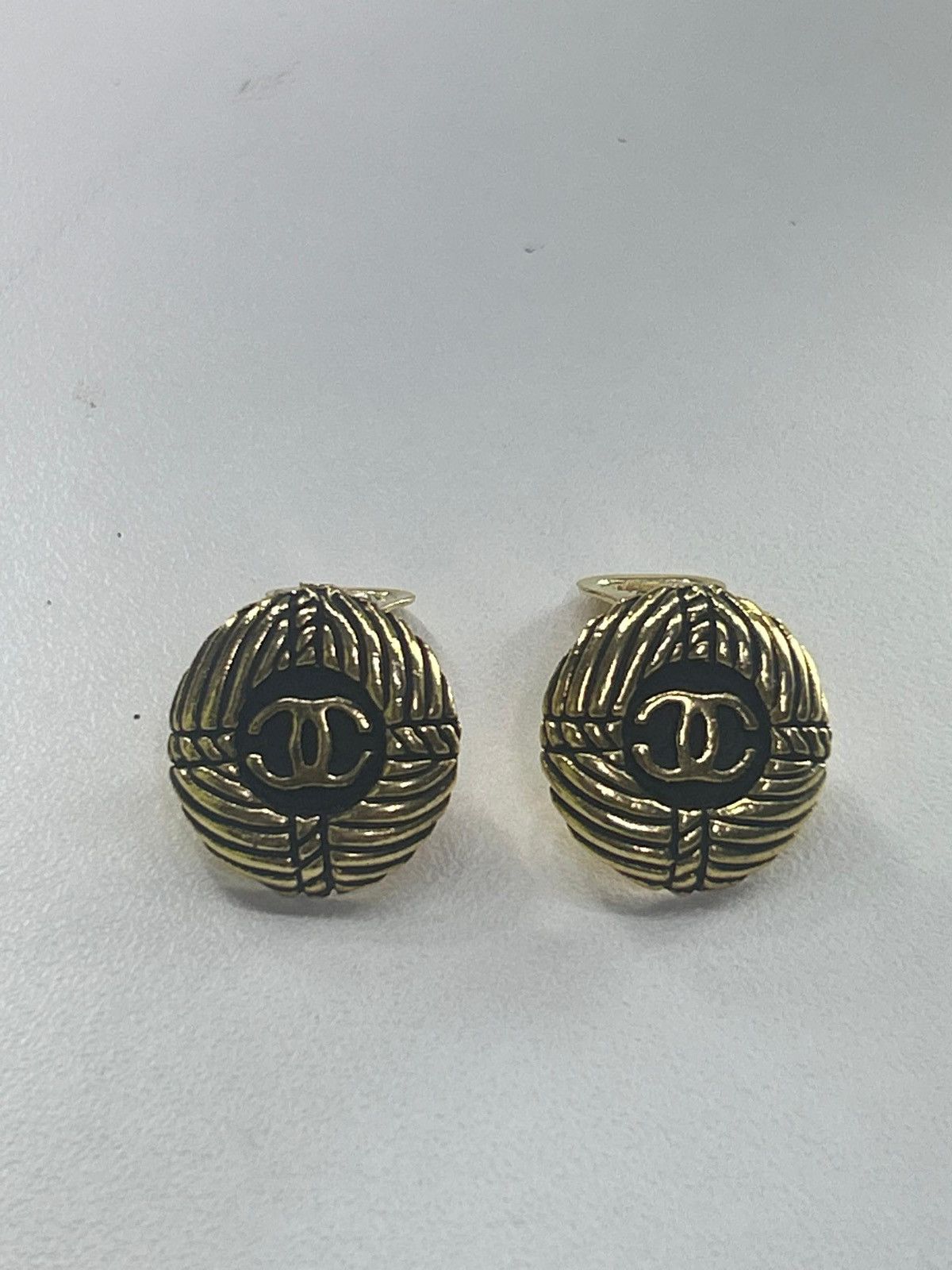 Chanel Chanel pre -owned CC button clip -on earring Size ONE SIZE - 1 Thumbnail