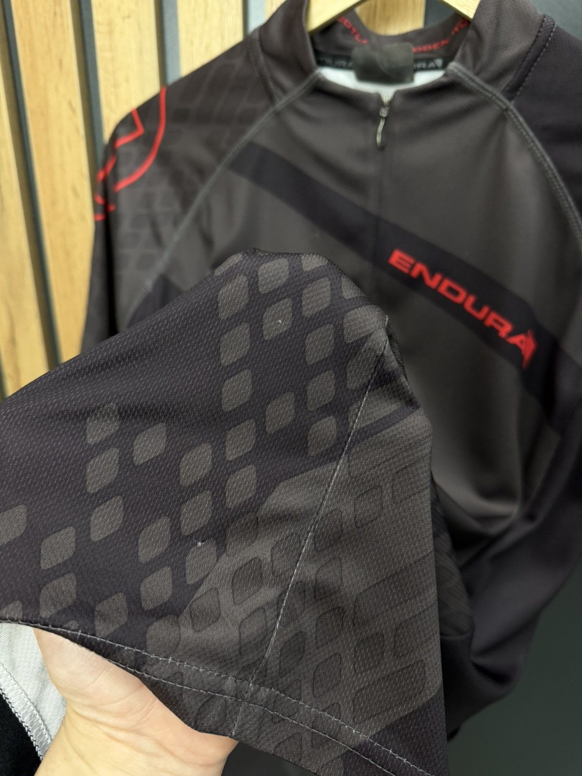 Other Endura Humvee Ray II Cycling Jersey Black Red Size M Size US M / EU 48-50 / 2 - 5 Thumbnail