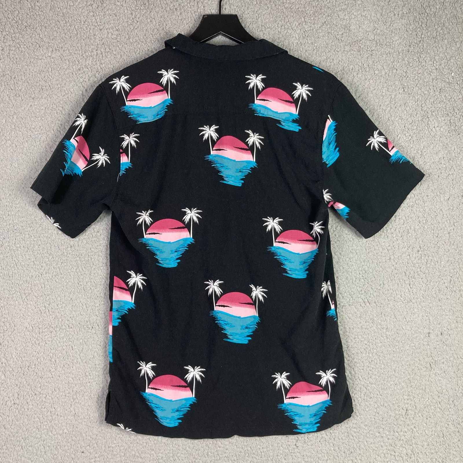 Other No Boundaries Men's Hawaiian Floral Short Sleeve Shirt S Size US S / EU 44-46 / 1 - 9 Thumbnail