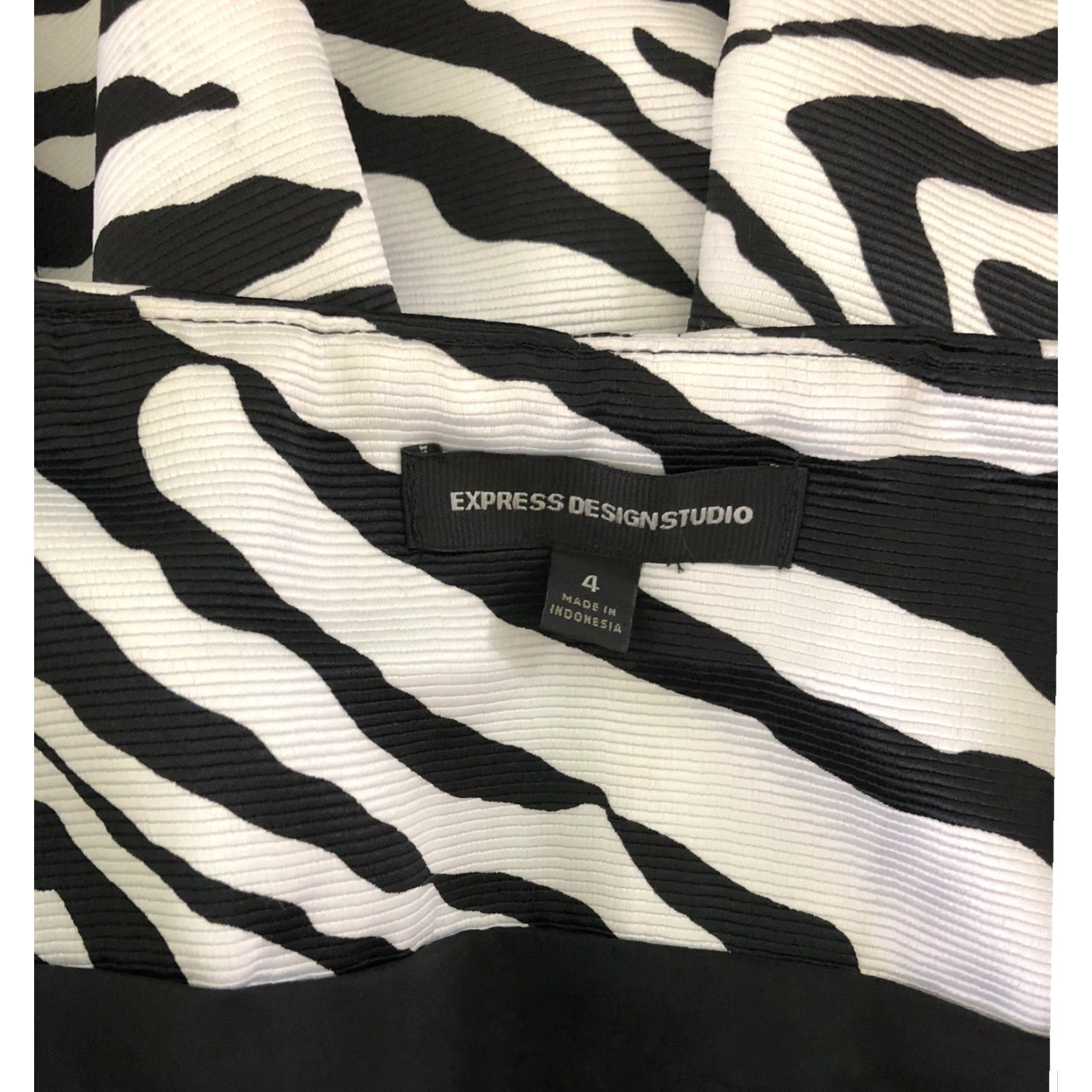 Express Express Skirt 4 Black White Animal Zebra Pleated Swing Knee Length Womens Y2K Career Vintage: No Size 27" / US 4 / IT 40 - 3 Thumbnail