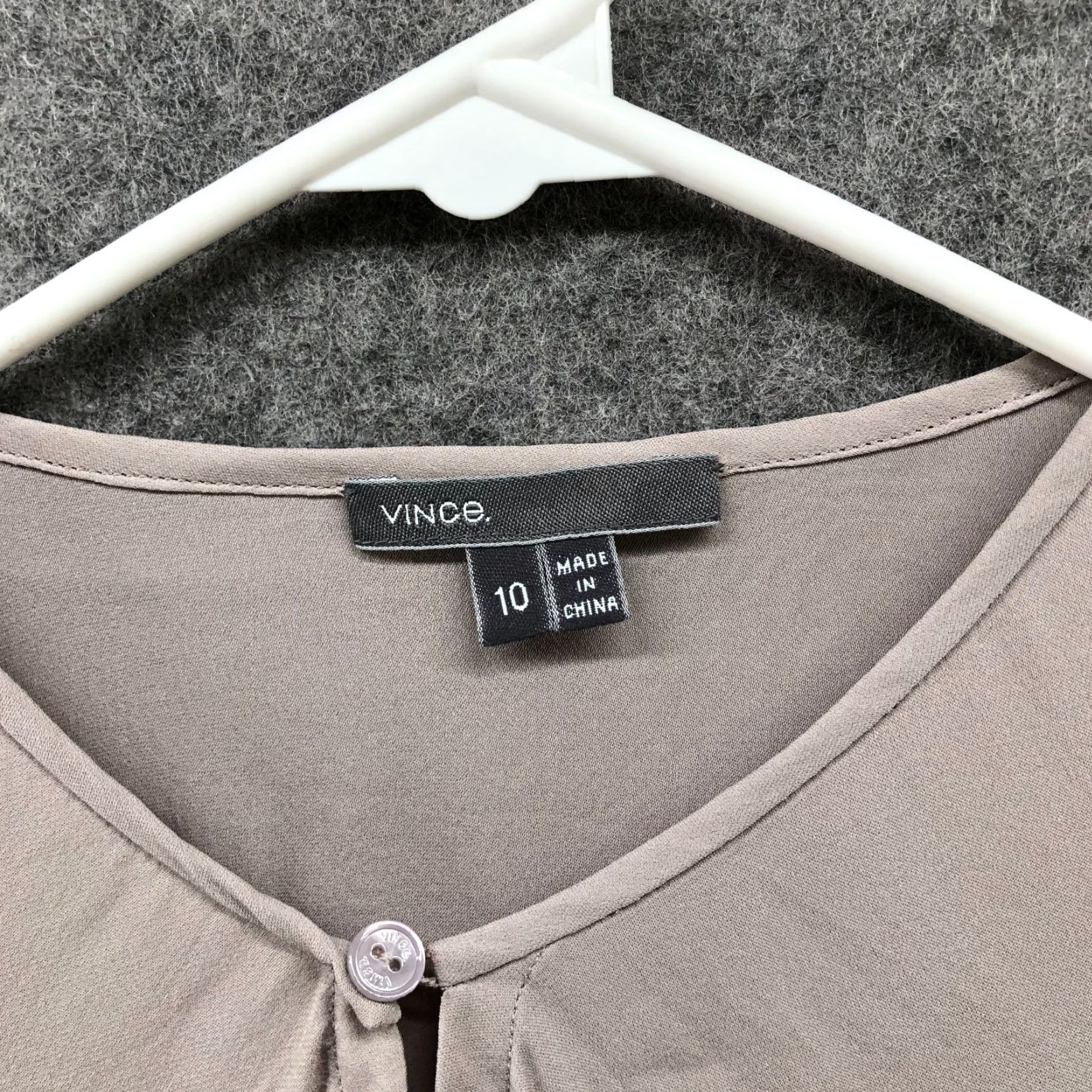 Vince Vince Blouse Long Sleeve 100% Silk Womens 10 Taupe Beige Drape Front Gathered Shirt Casual Business Womens Size L / US 10 / IT 46 - 5 Thumbnail