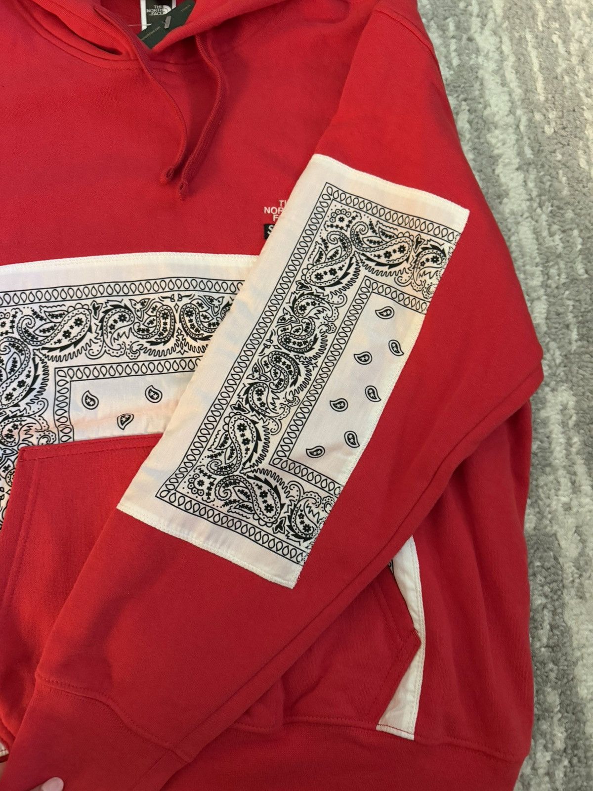 Supreme × The North Face Supreme x The North Face Bandana Hoodie Red Size Medium Size US M / EU 48-50 / 2 - 6 Thumbnail