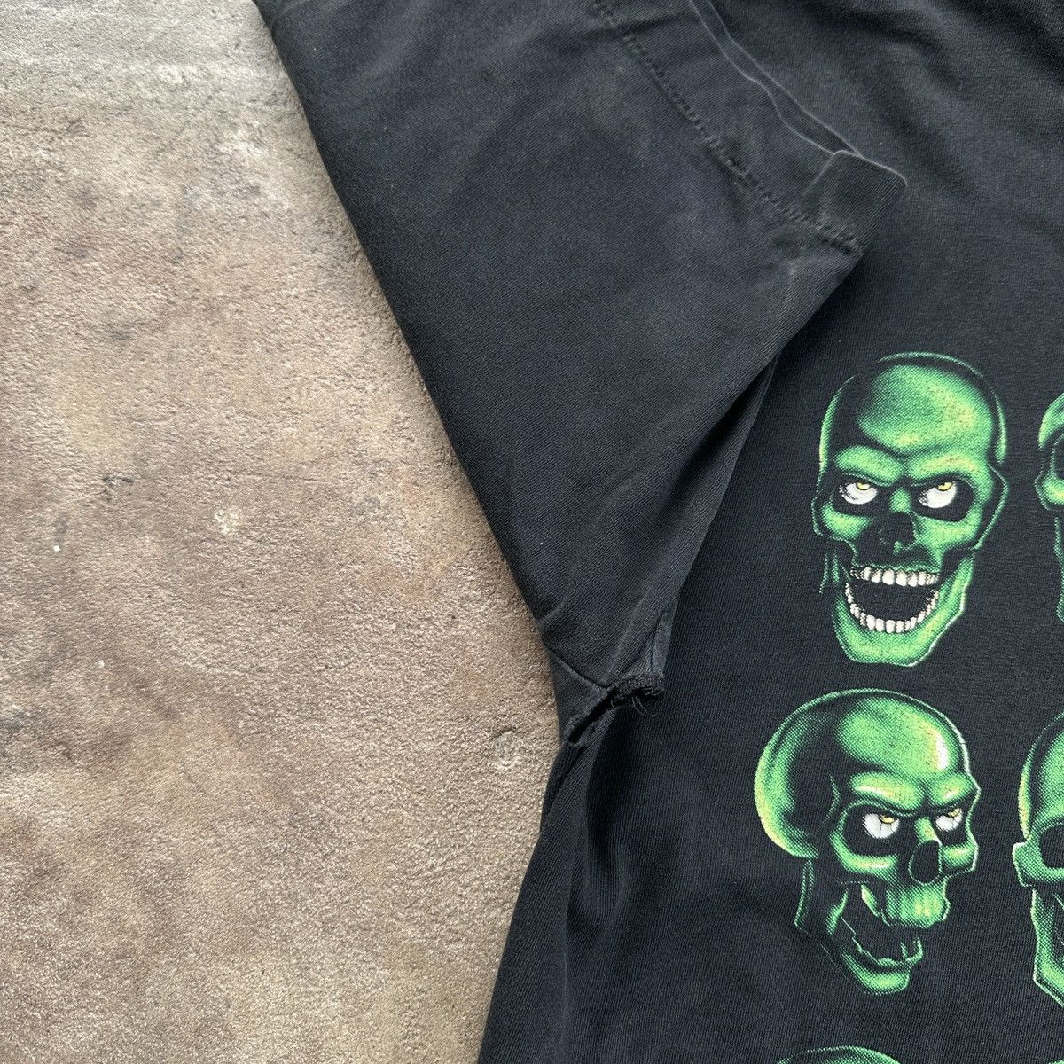 Vintage Vintage 00’s Green Skulls Distressed T-shirt Size US L / EU 52-54 / 3 - 6 Thumbnail