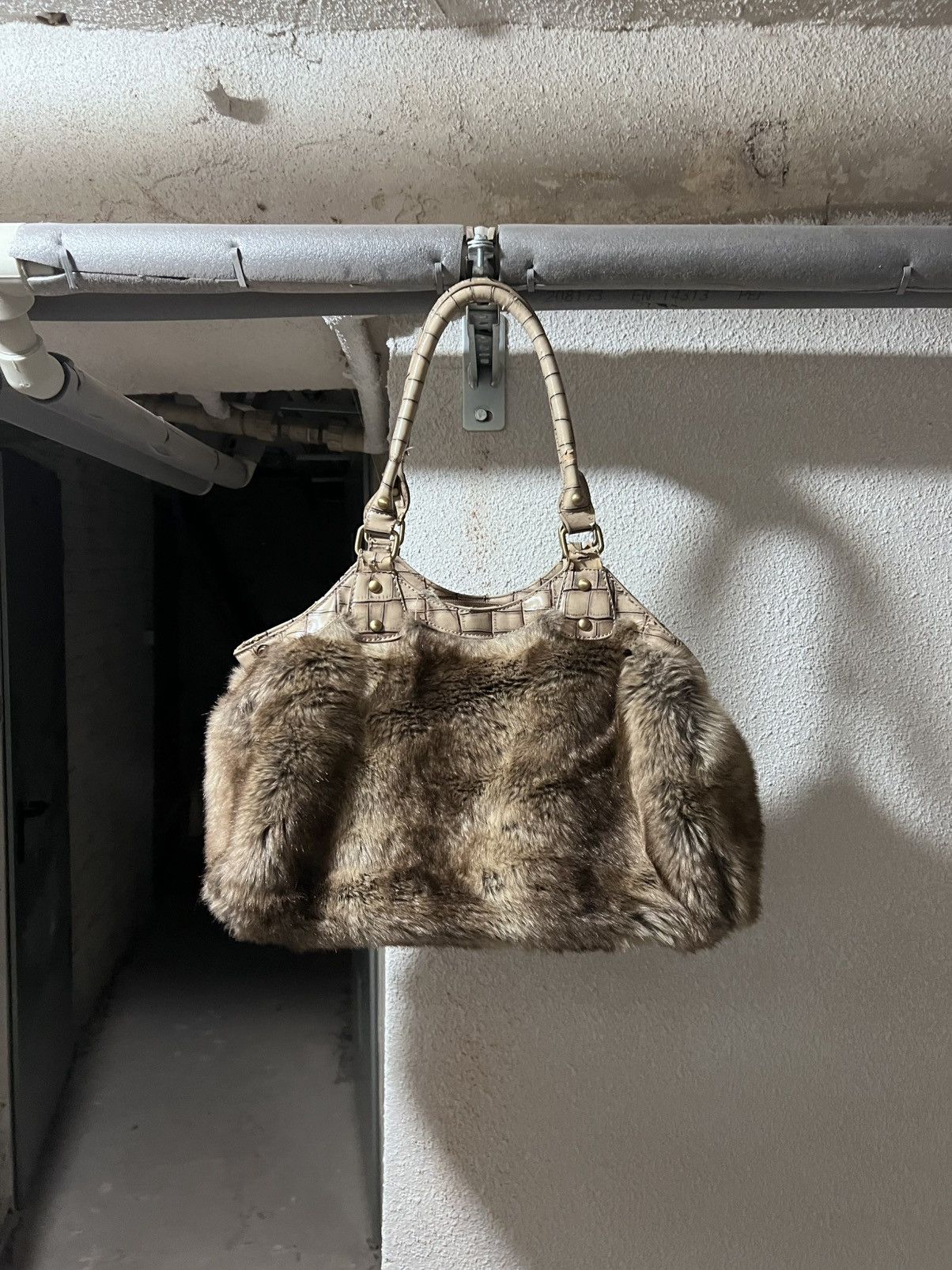 Avant Garde x Vintage Faux Fur Vintage Indie Sleaze Shoulder Bag in Beige, Women's