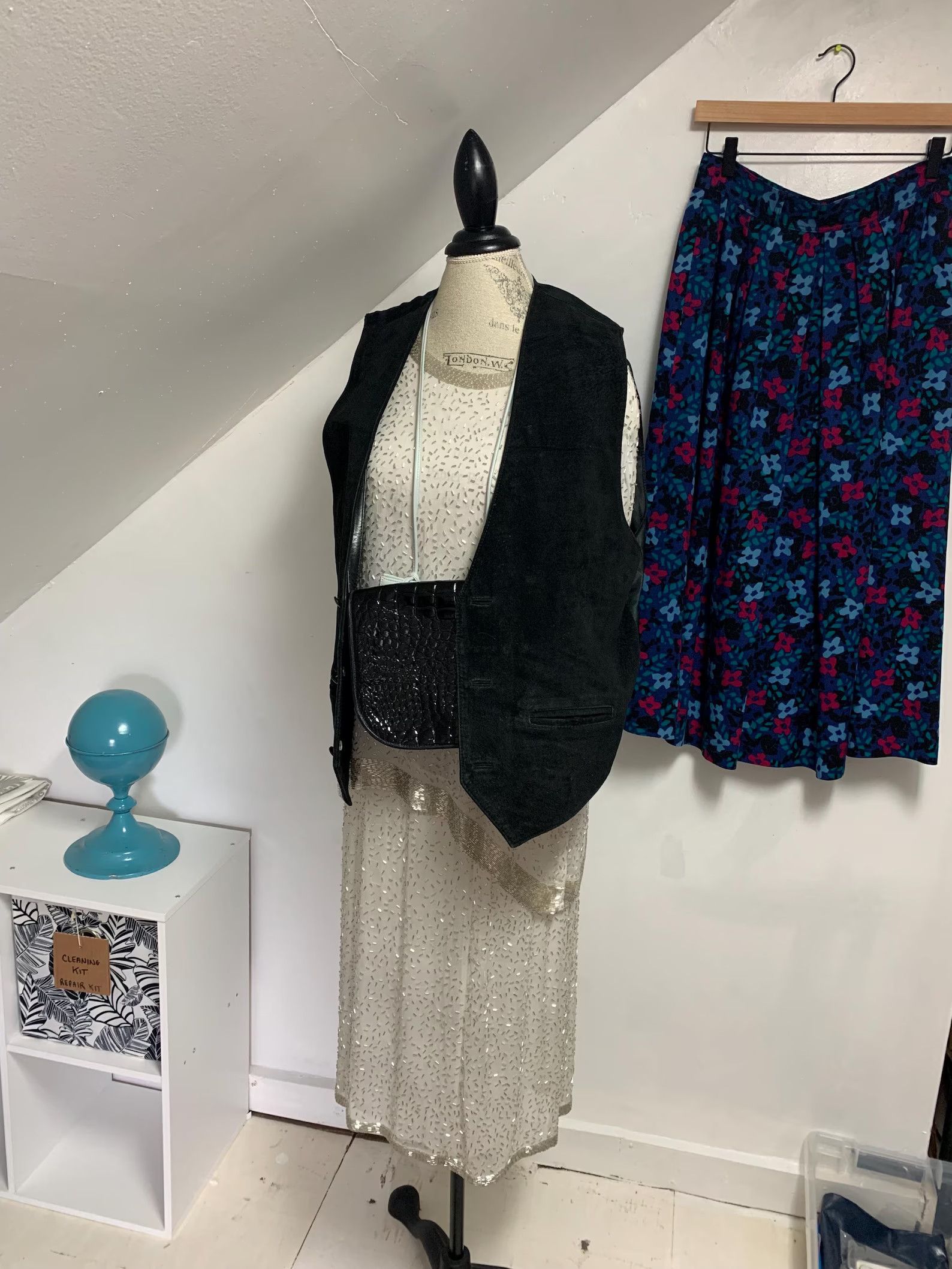 Guy Laroche × Vintage Vintage Guy Laroche Wool Pleated Midi Skirt with Flowers Size 26" / US 2 / IT 38 - 8 Thumbnail