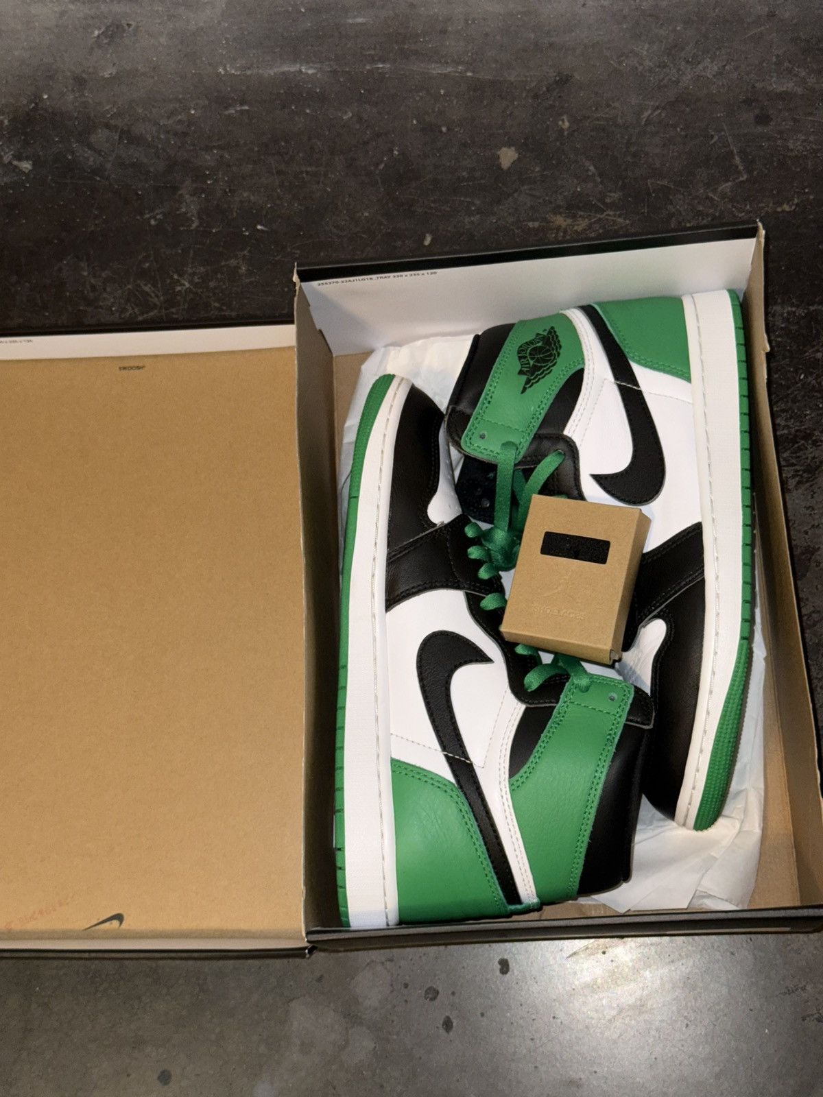 Jordan Brand Air Jordan 1 Retro High OG ‘Lucky Green’ Size US 9 / EU 42 - 7 Thumbnail