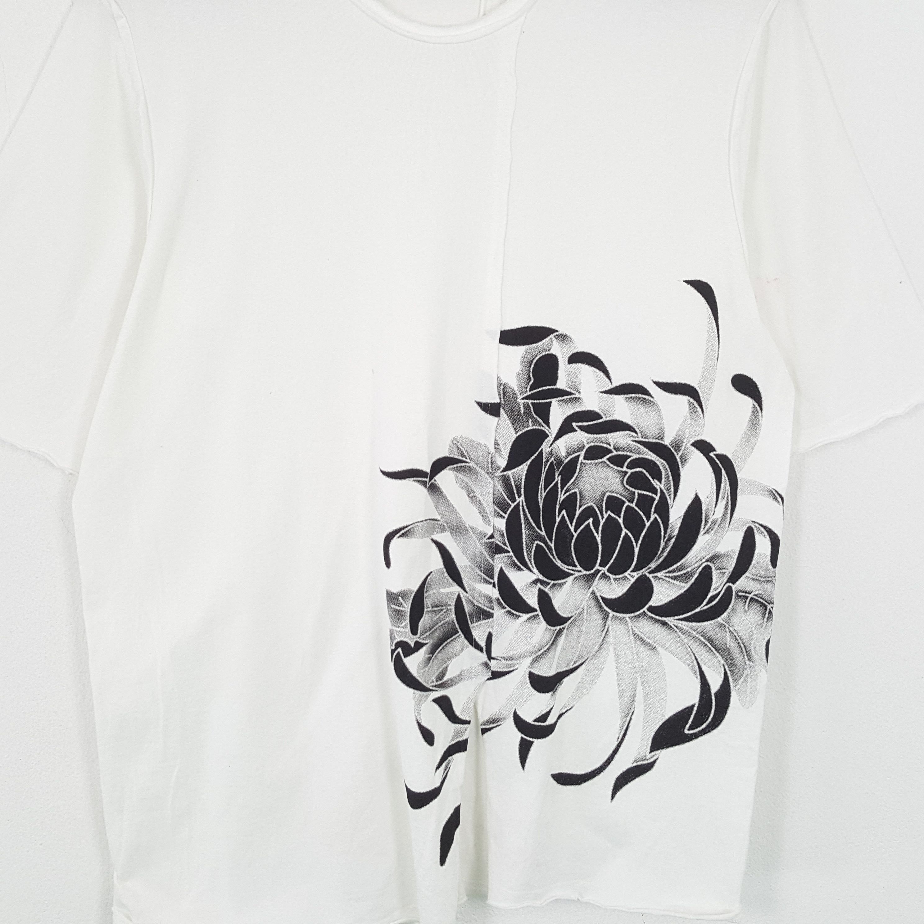 Yohji Yamamoto YOHJI YAMAMOTO Designer Tshirt Rare Design Fashion Style Size US XL / EU 56 / 4 - 2 Thumbnail