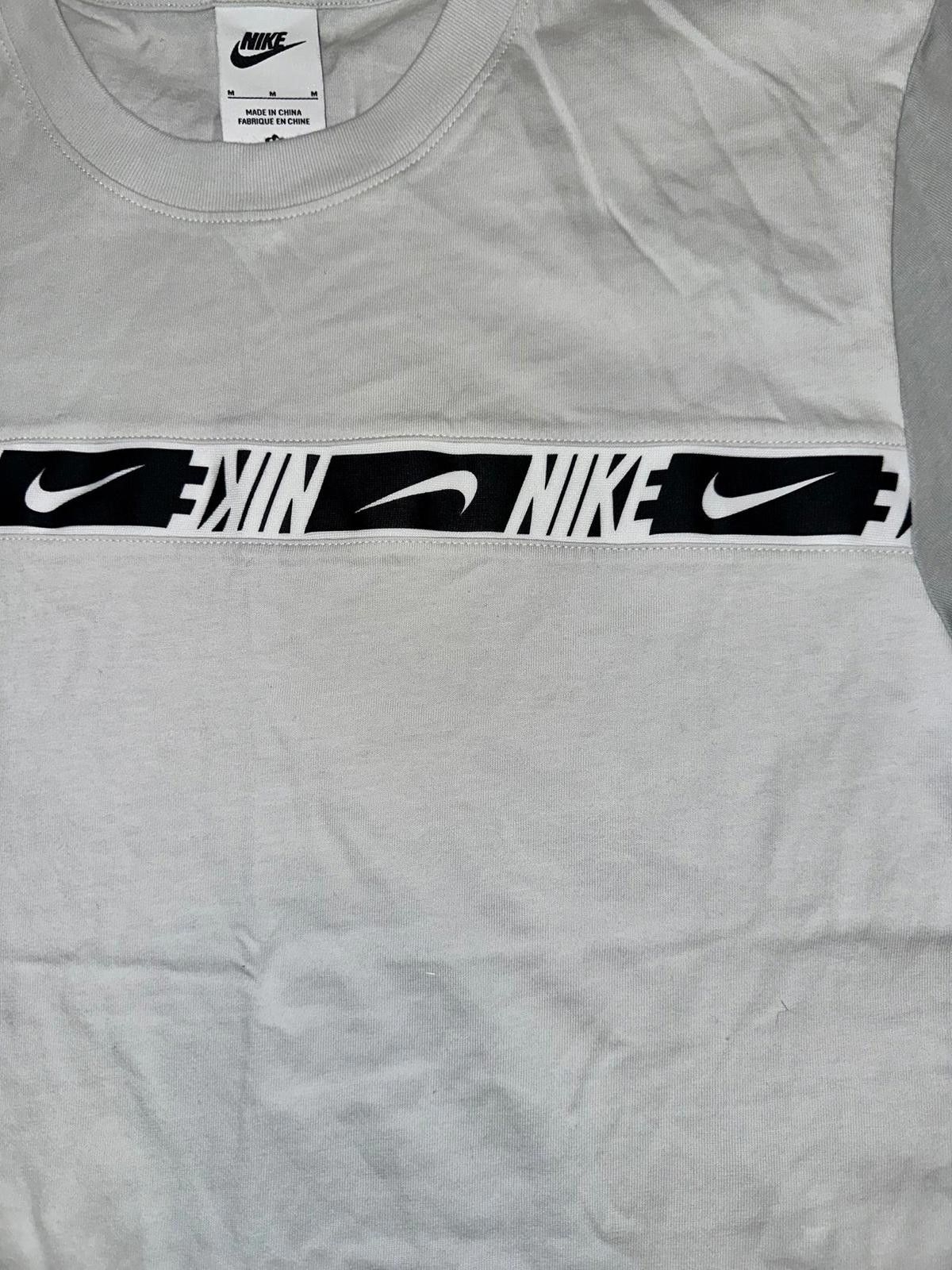 Nike Nike Sportswear Repeat Short Sleeve T-Shirt Sample Size US M / EU 48-50 / 2 - 2 Thumbnail
