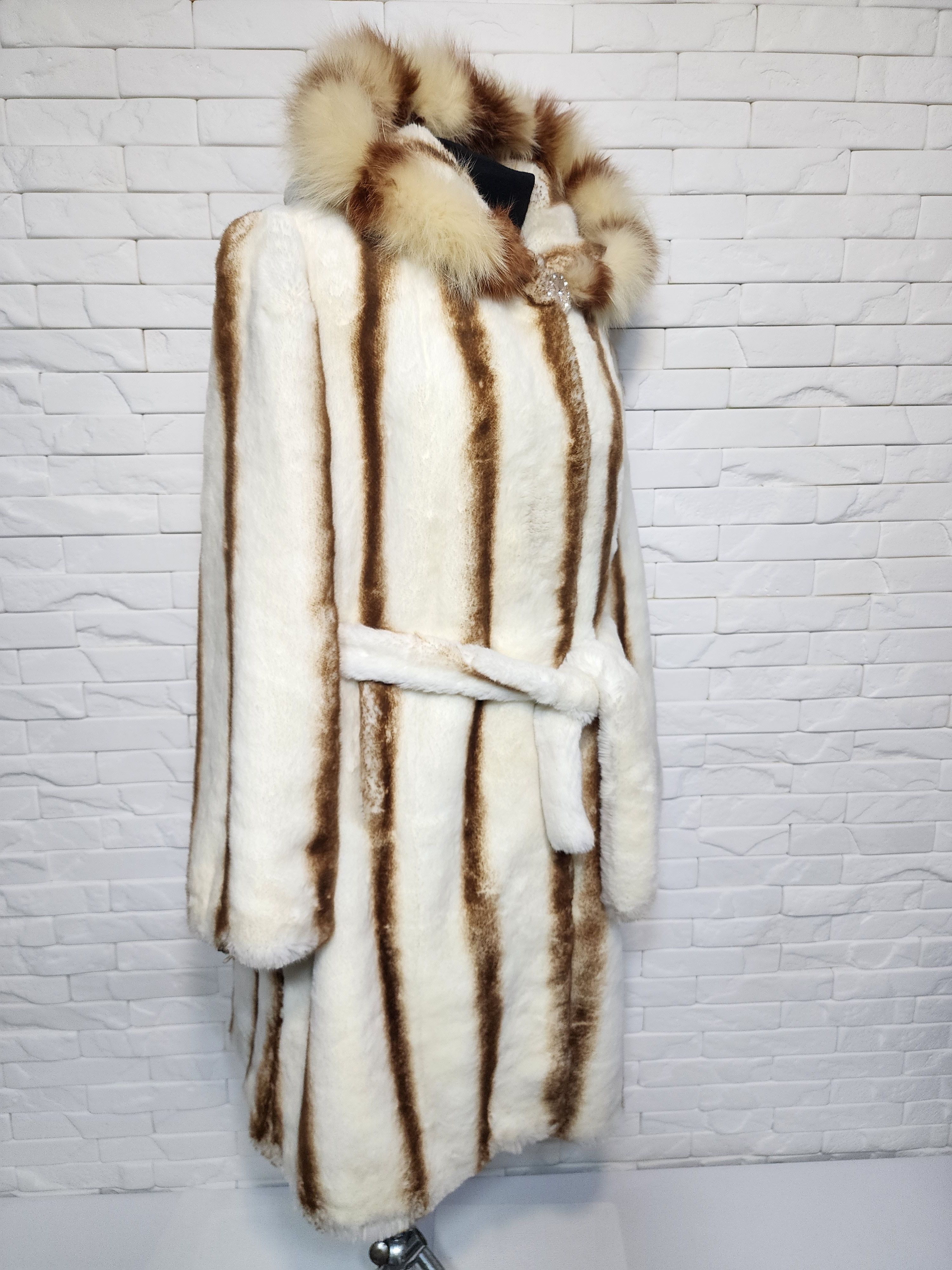 Designer Women's fur coat made of warm, reliable faux fur. Size 3XL / US 20-22 - 3 Thumbnail