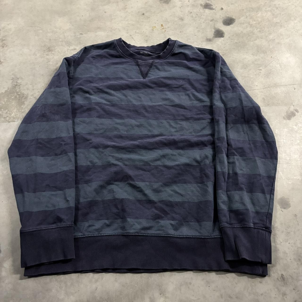 Vintage Crazy Vintage Y2K/2000s Grunge Navy Blue Striped Sweatshirt! Size XL Size US XL / EU 56 / 4 - 1 Thumbnail