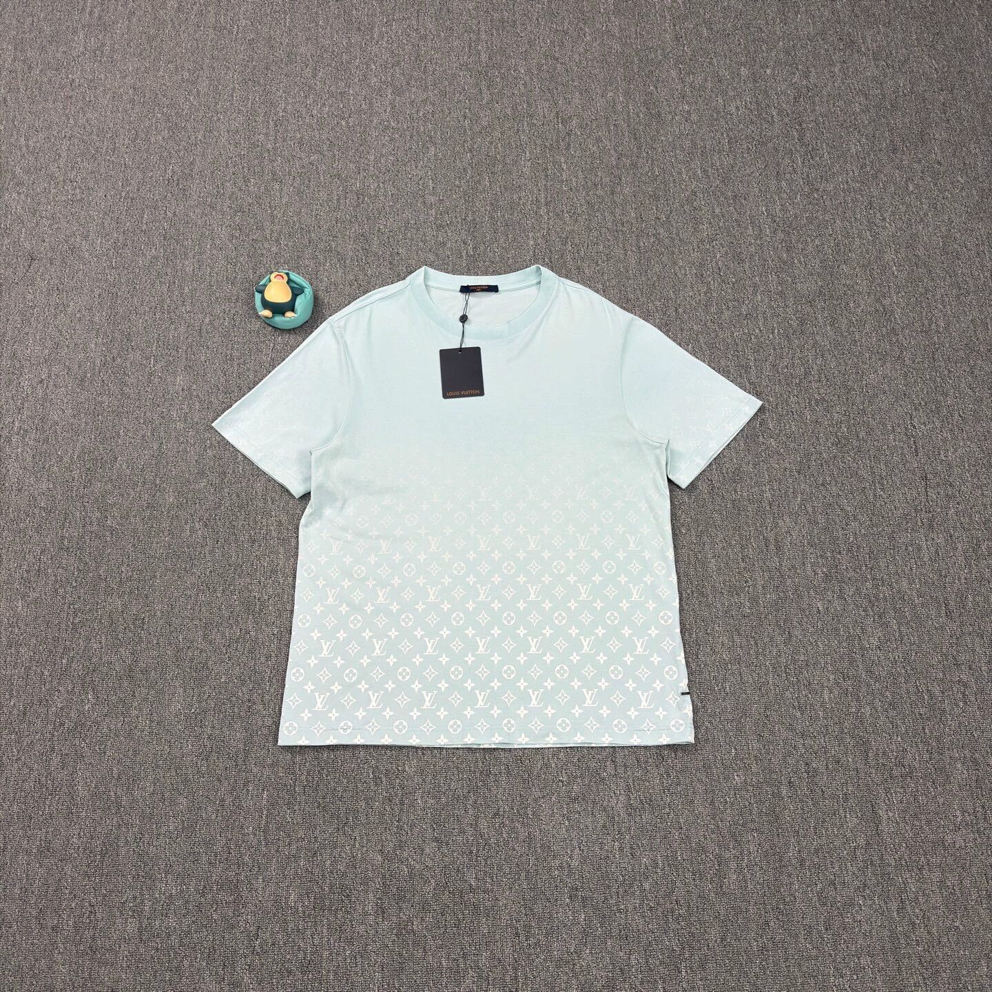 Louis Vuitton LV sky blue gradient print T-shirt XXL like new Size US XXL / EU 58 / 5 - 1 Thumbnail