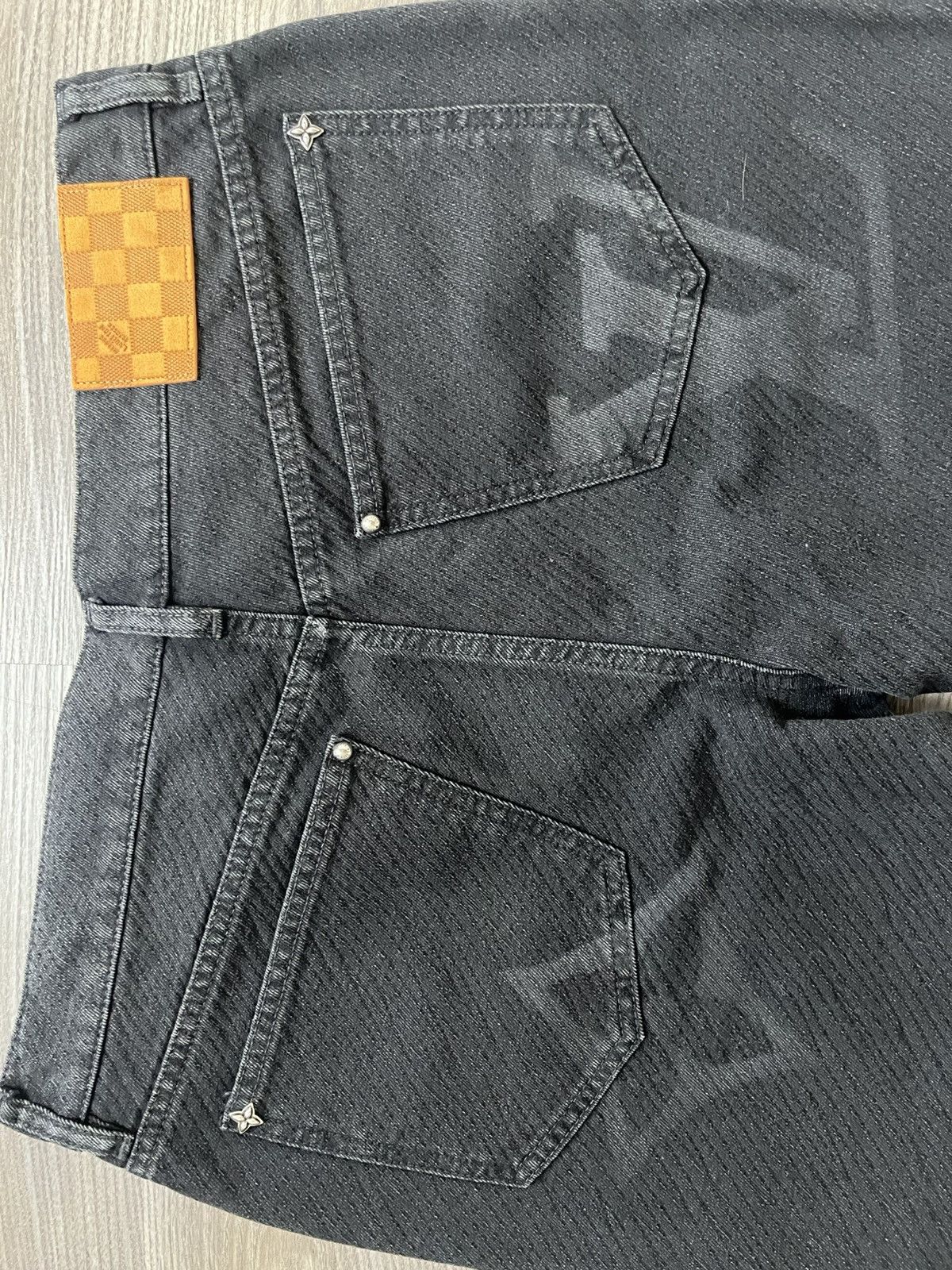 Louis Vuitton Louie Vuitton black gradient logo denim pants Size US 34 / EU 50 - 3 Thumbnail