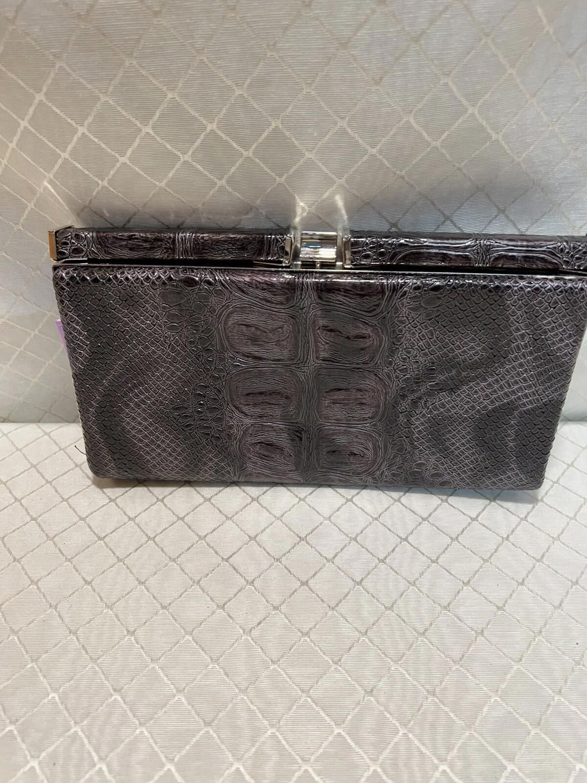The Unbranded Brand Women’s Lightweight Snake Skin Design Snap Clutch Purse Size ONE SIZE - 1 Thumbnail