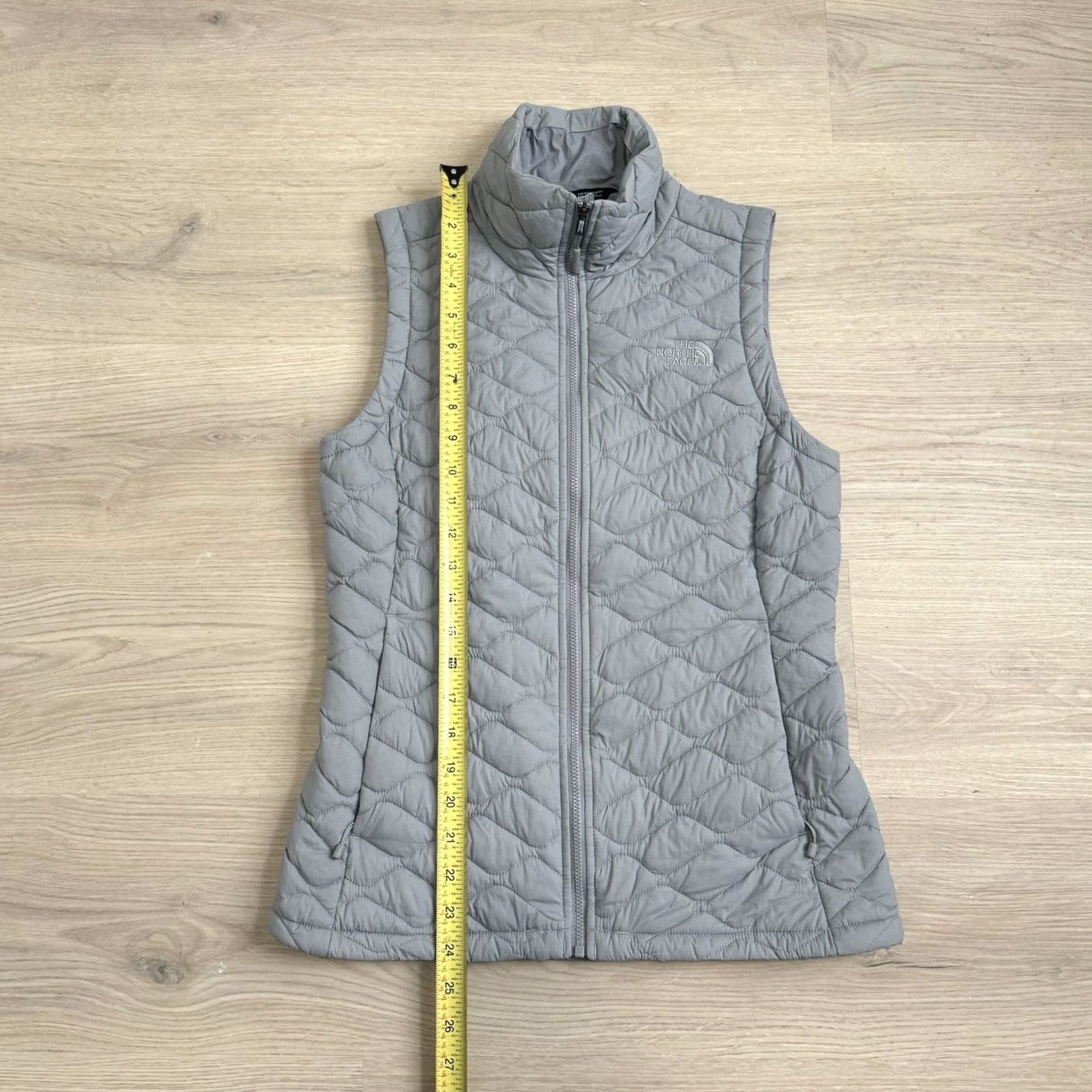 The North Face VINTAGE The North Face Quilted Thermoball Eco Puffer Vest Sleeveless Jacket Womens XS Gray Quilted Puffer Thermoball Womens XS Size XS / US 0-2 / IT 36-38 - 8 Thumbnail