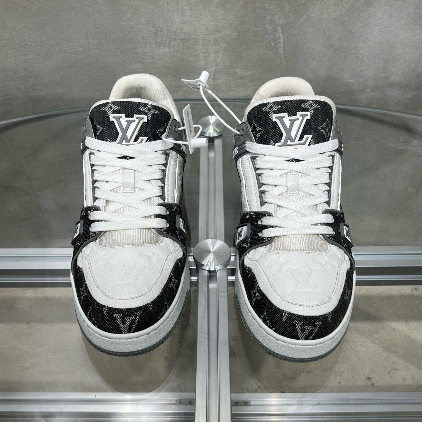 Louis Vuitton Louis Vuitton Training White Lowtop Sneakers 9 Men Size US 9 / EU 42 - 1 Thumbnail