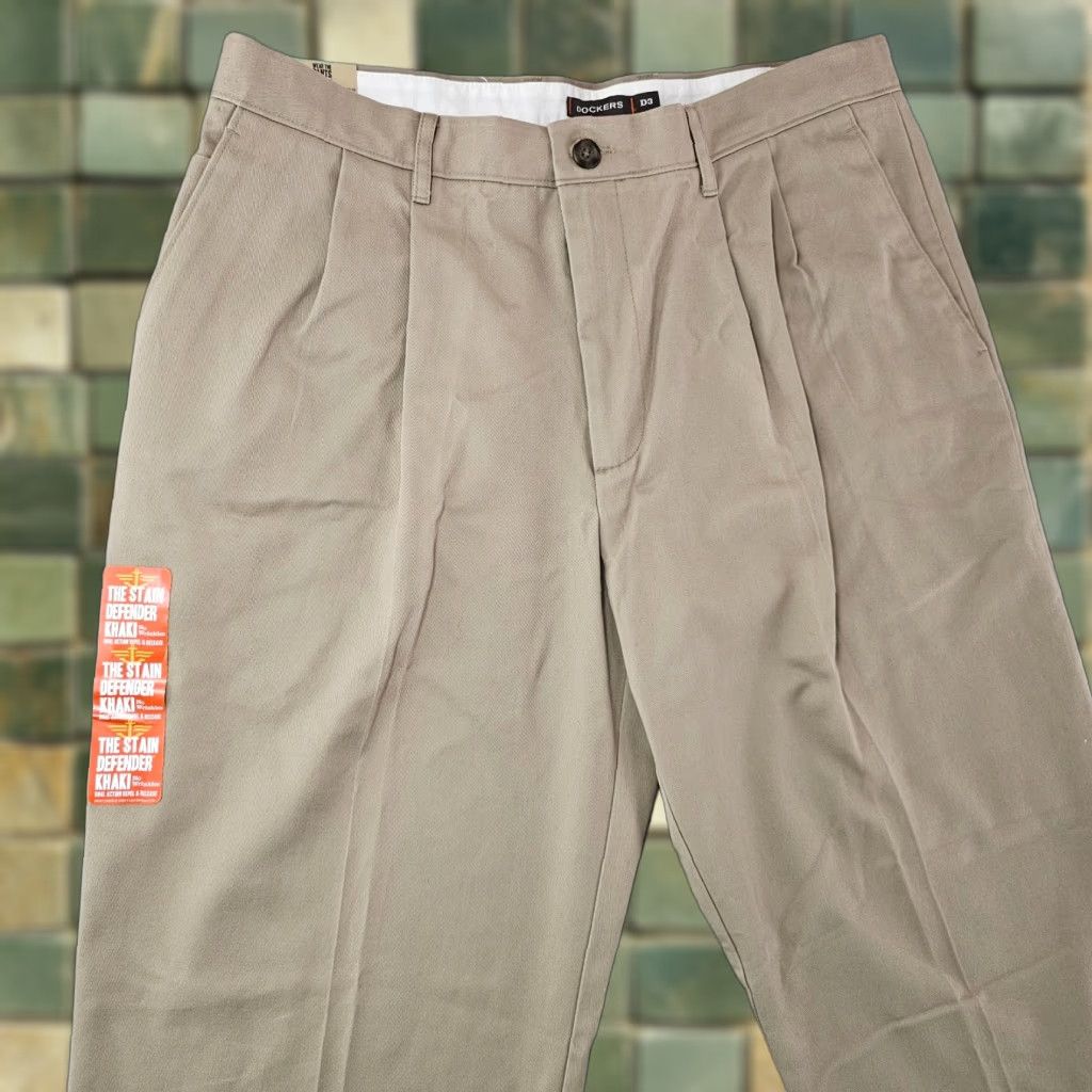 Dockers Dockers Signature Khaki Pants Mens 34x30 (Tag 34x32) Classic Fit D3 Pleated Brown Size US 34 / EU 50 - 1 Thumbnail