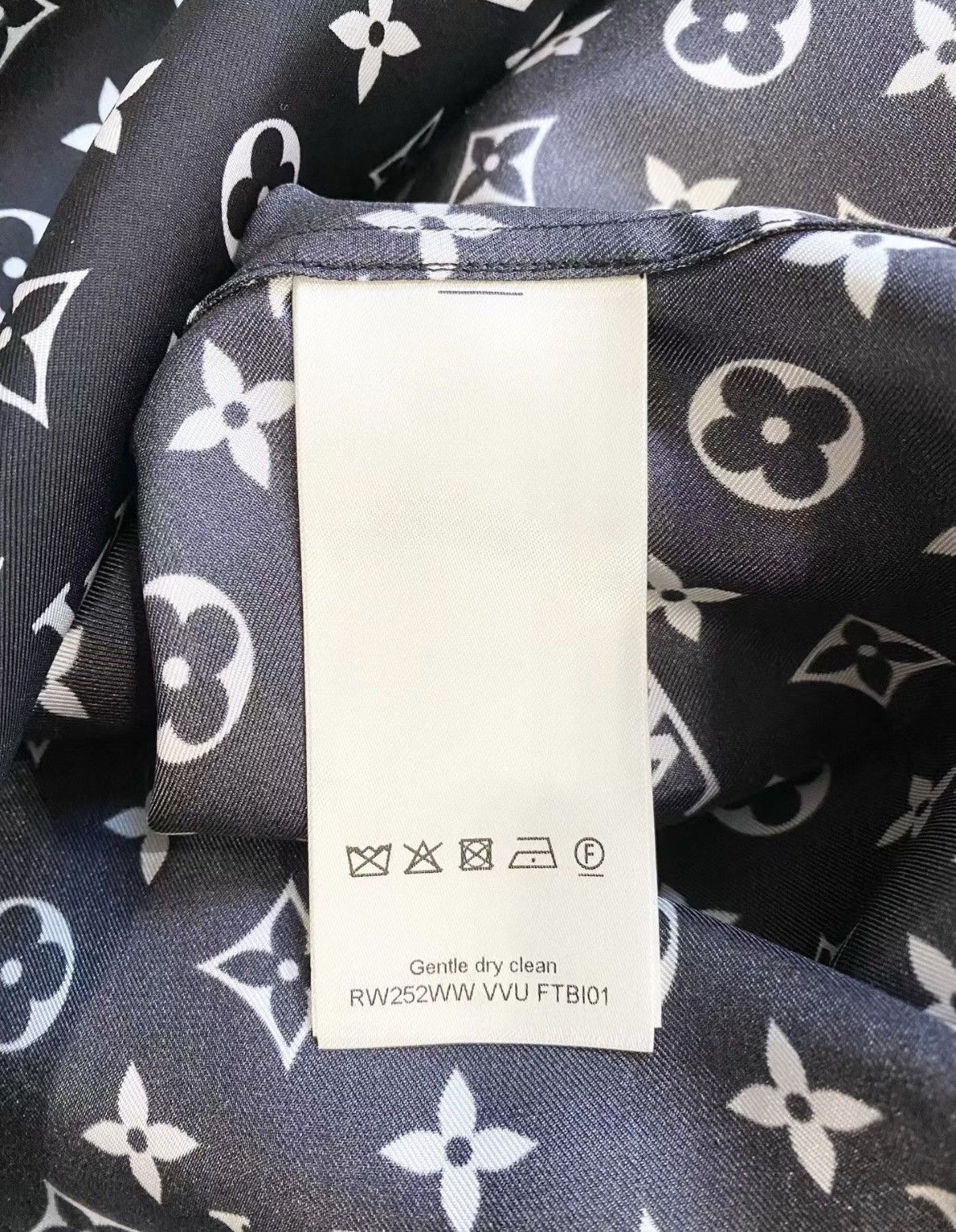 Louis Vuitton Louis Vuitton Black Monogram Silk Shirt Long Sleeve J33 Size XXS / US 00 / IT 34 - 5 Thumbnail