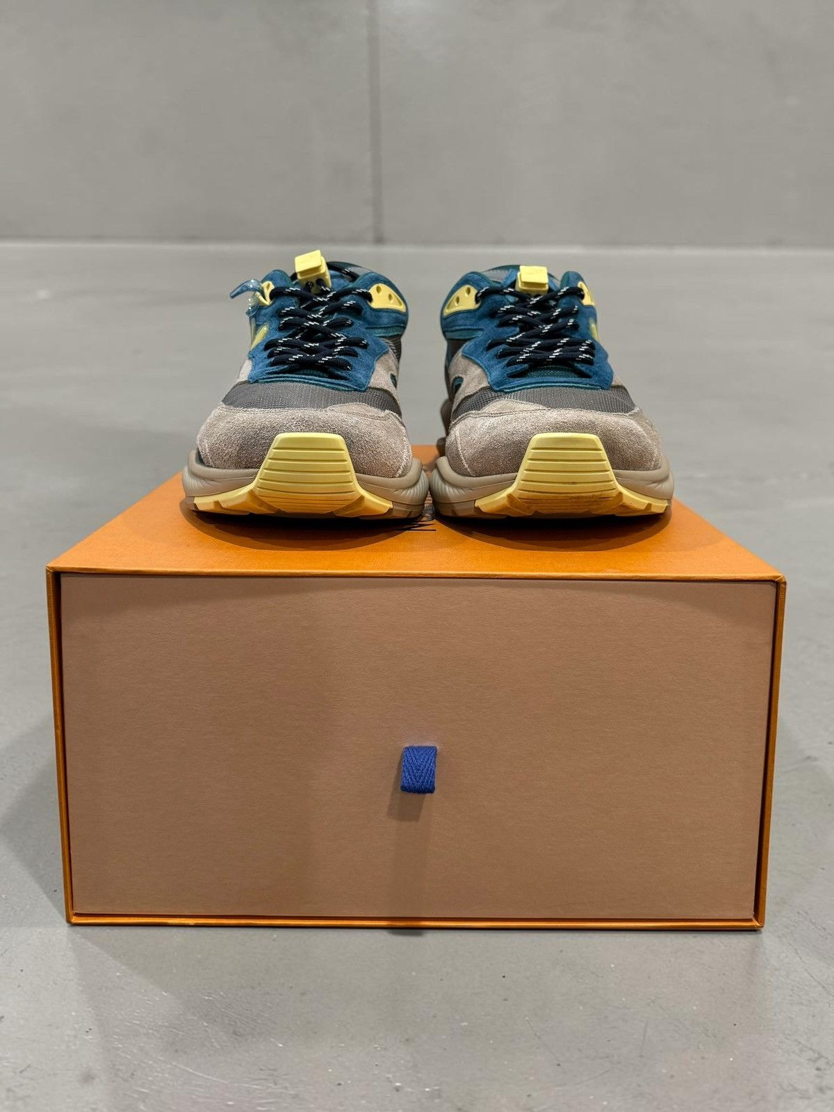 Louis Vuitton LV Louis Vuitton Trail Sneaker blue beige yellow size 9 Size US 9 / EU 42 - 5 Thumbnail