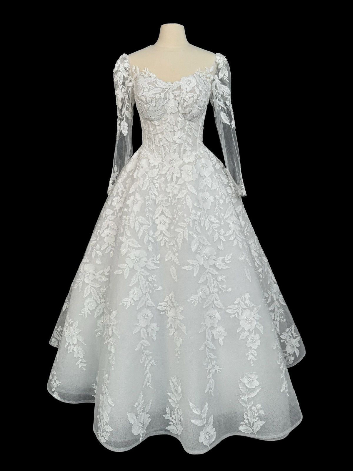 Other US 10 Anna Augusta Embroidered Lace Bridal Gown Size L / US 10 / IT 46 - 1 Thumbnail