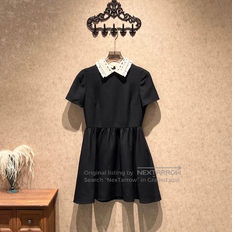 Valentino Valentino A beaded dress with a black embroidered neckline Size S / US 4 / IT 40 - 1 Thumbnail