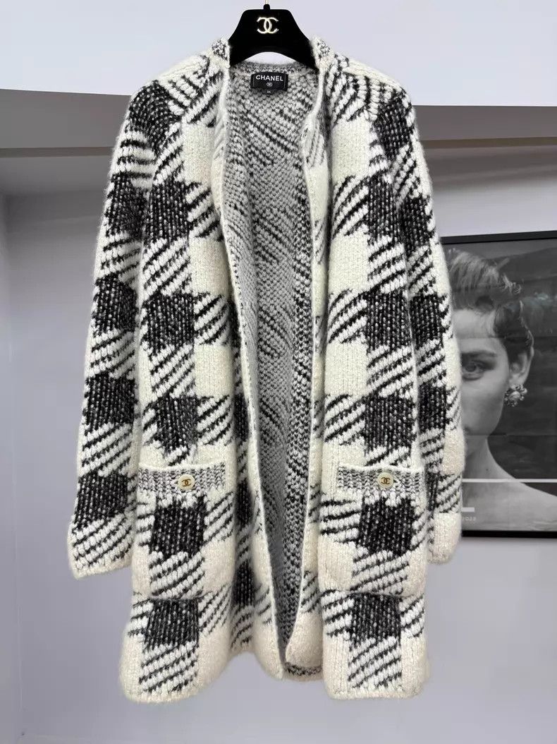Chanel Chanel Black and white plaid cashmere knitted cardigan jac Size XXS / US 00 / IT 34 - 1 Thumbnail