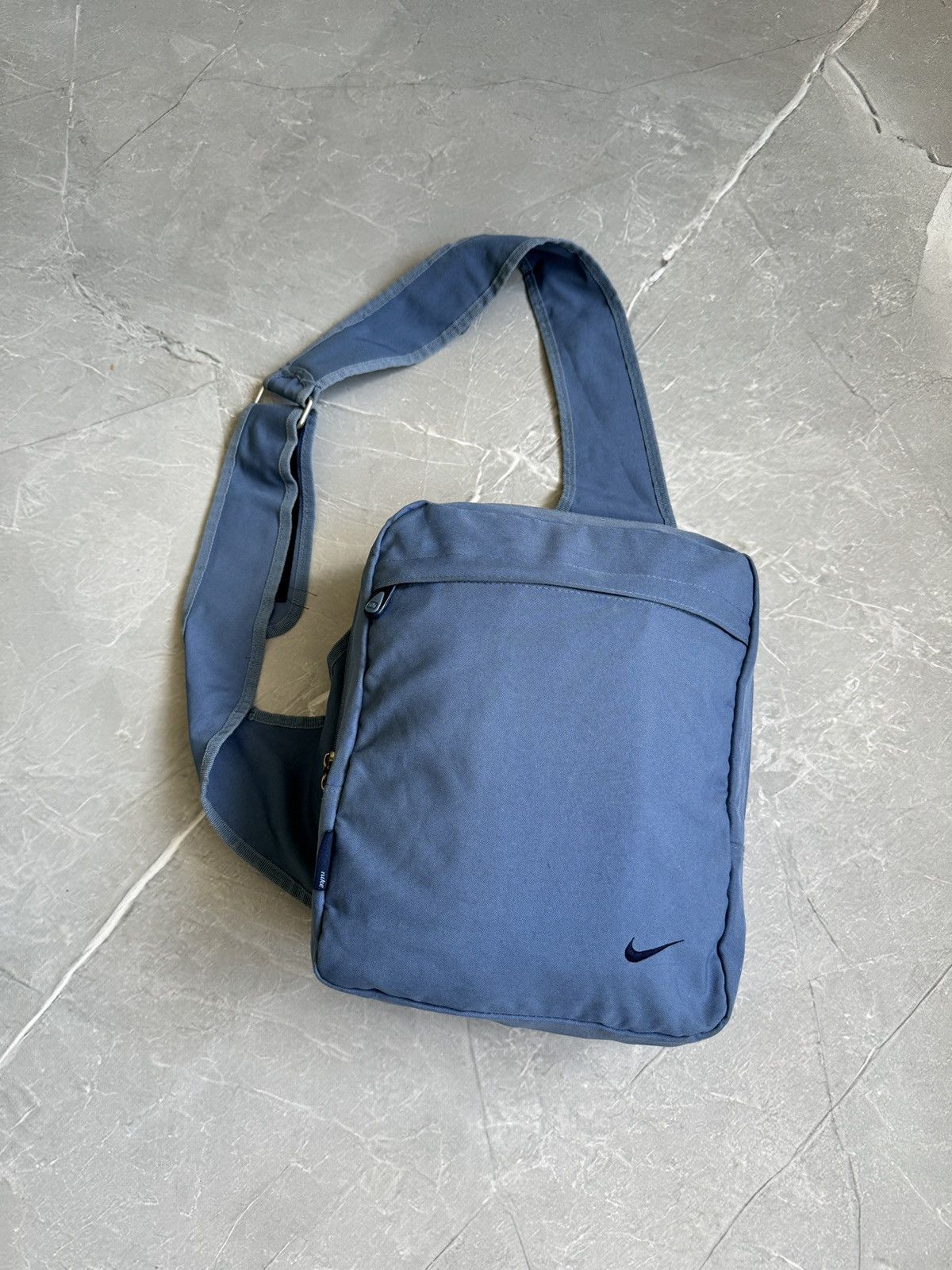 Nike Vintage Nike Sling Bag Swoosh Gorpcore BackPack 90s Y2k Size ONE SIZE - 1 Thumbnail