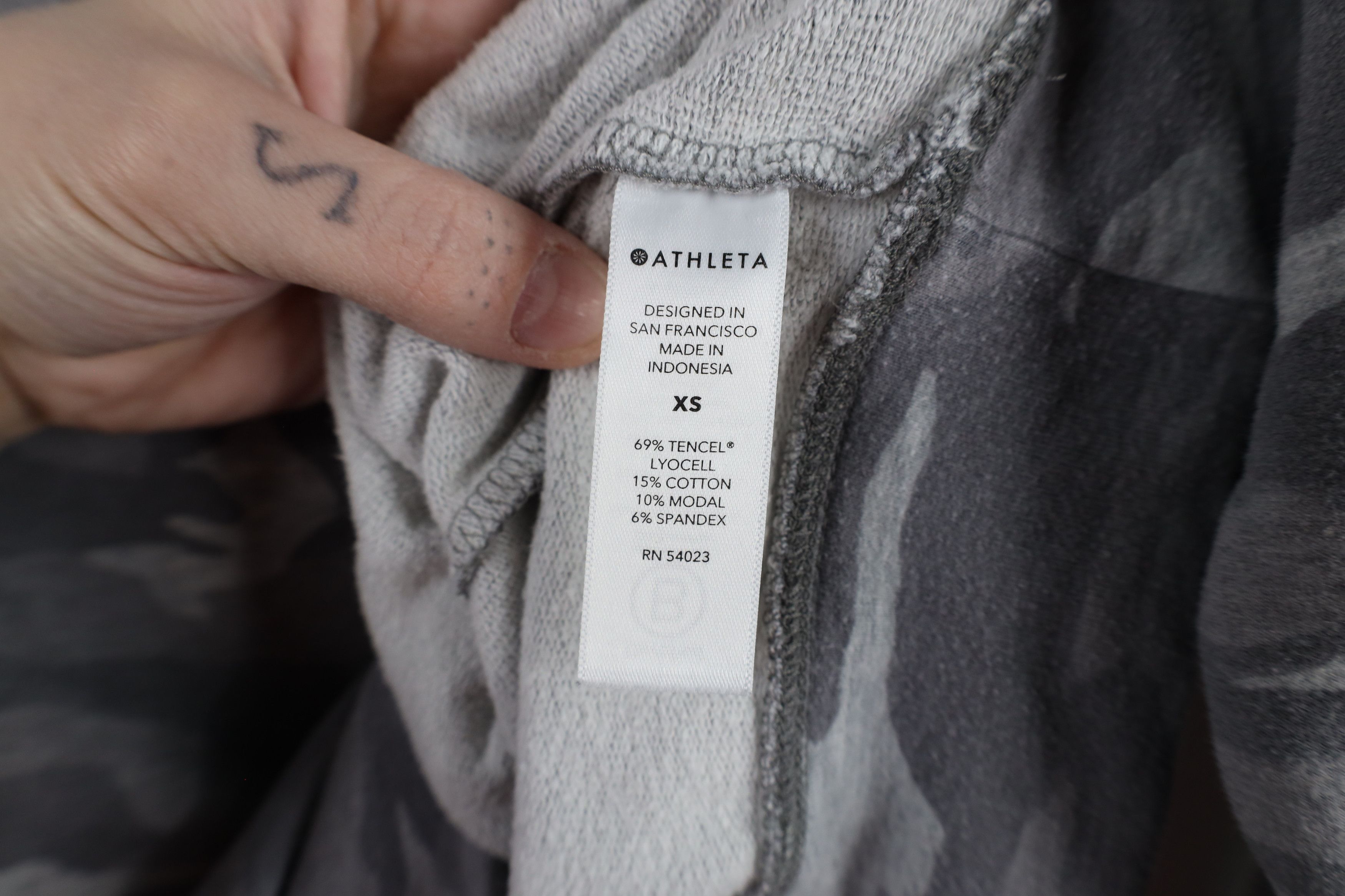 Athleta × Vintage Athleta Camouflage Studio To Street Crewneck Sweatshirt Size XS / US 0-2 / IT 36-38 - 7 Thumbnail