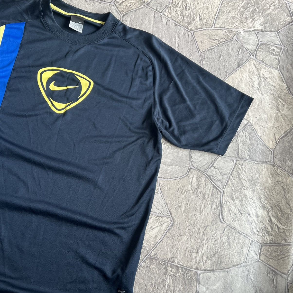 Nike Vintage 90s Nike Team Central Logo Swoosh T-Shirt y2k Size US L / EU 52-54 / 3 - 4 Thumbnail