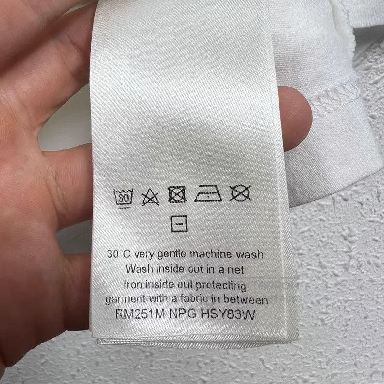 Louis Vuitton Louis Vuitton 25 New Earth Letter Flocked Short Sleeves Size US S / EU 44-46 / 1 - 6 Thumbnail