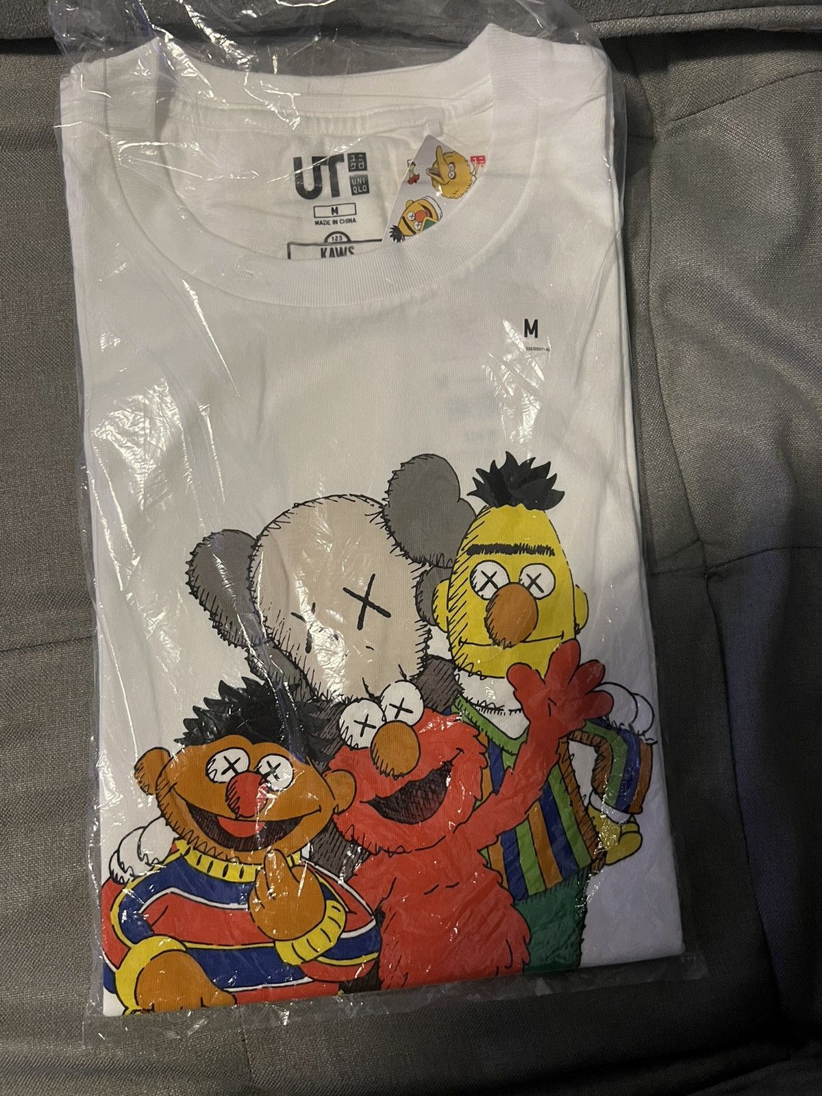 Kaws × Uniqlo KAWS x Uniqlo x Sesame Street Group Tee SS18 Size US M / EU 48-50 / 2 - 2 Thumbnail