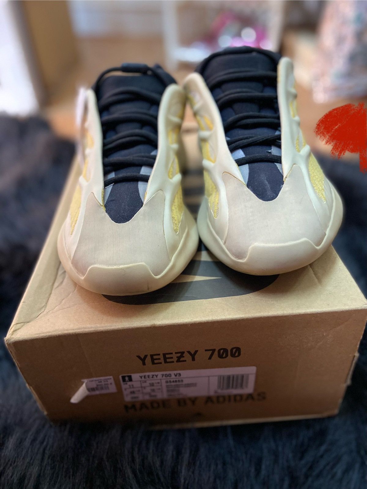 Adidas YEEZY 700 V3 Size US 11 / EU 44 - 5 Thumbnail