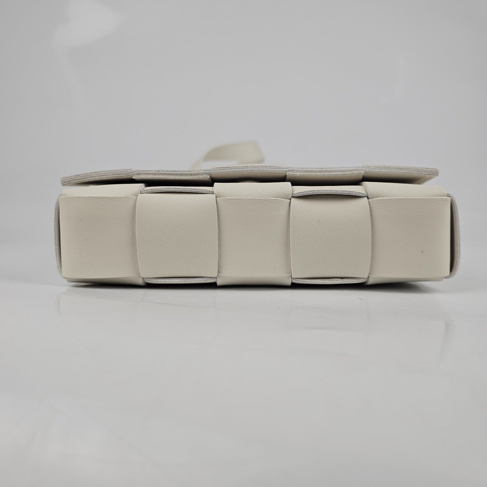 Bottega Veneta Bottega Veneta Small Cassette $2600 White/Gold Leather Shoul Size ONE SIZE - 7 Thumbnail