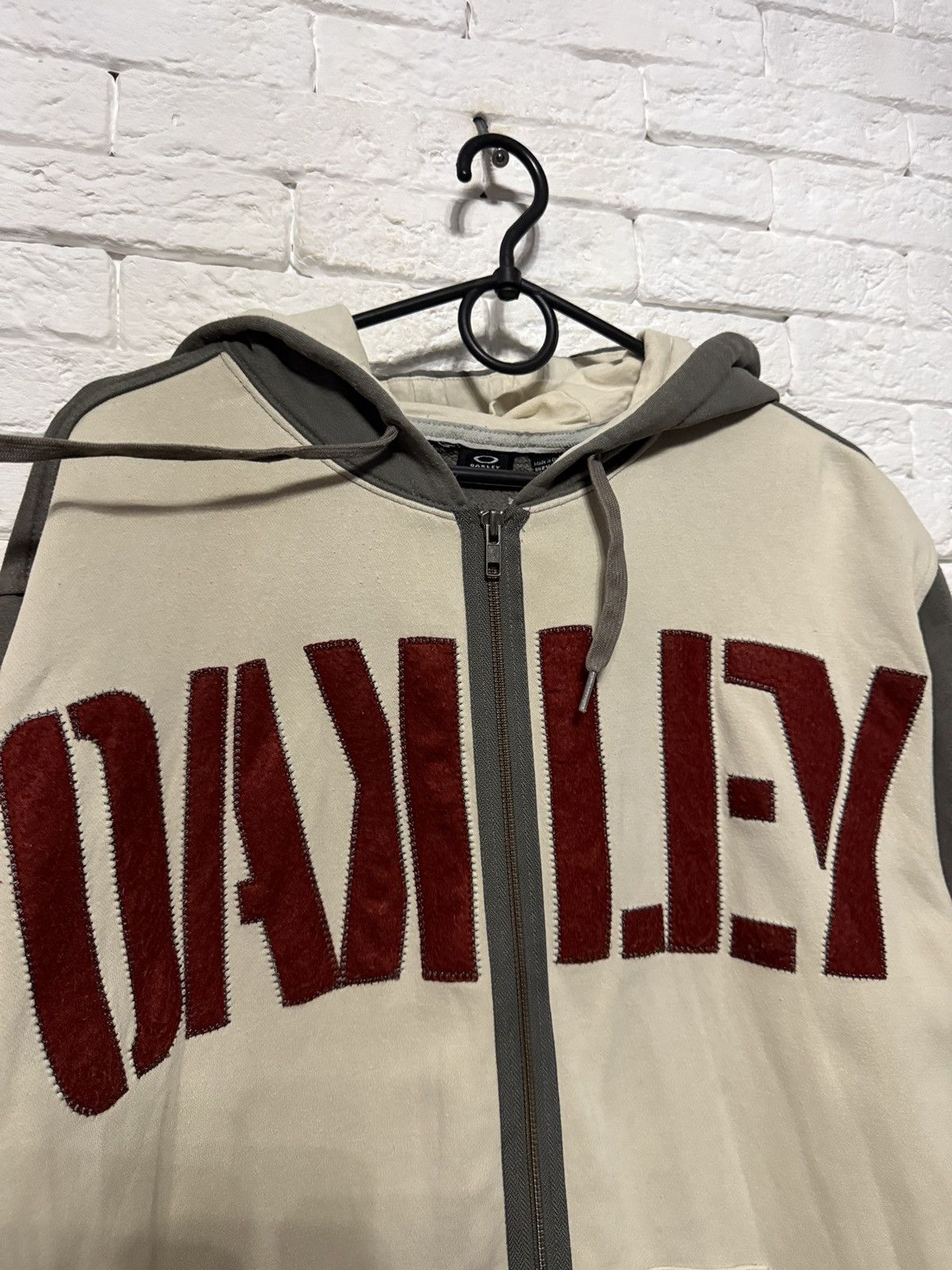 Oakley Vintage Oakley Huge Embroidered Logo Full Zip Hoodie Sz L Size US L / EU 52-54 / 3 - 3 Thumbnail