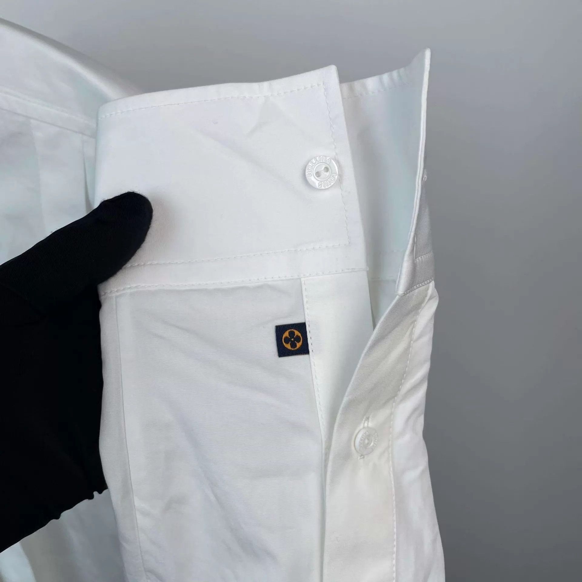 Louis Vuitton LV Near New White Shirt Size 40.M Size US M / EU 48-50 / 2 - 5 Thumbnail