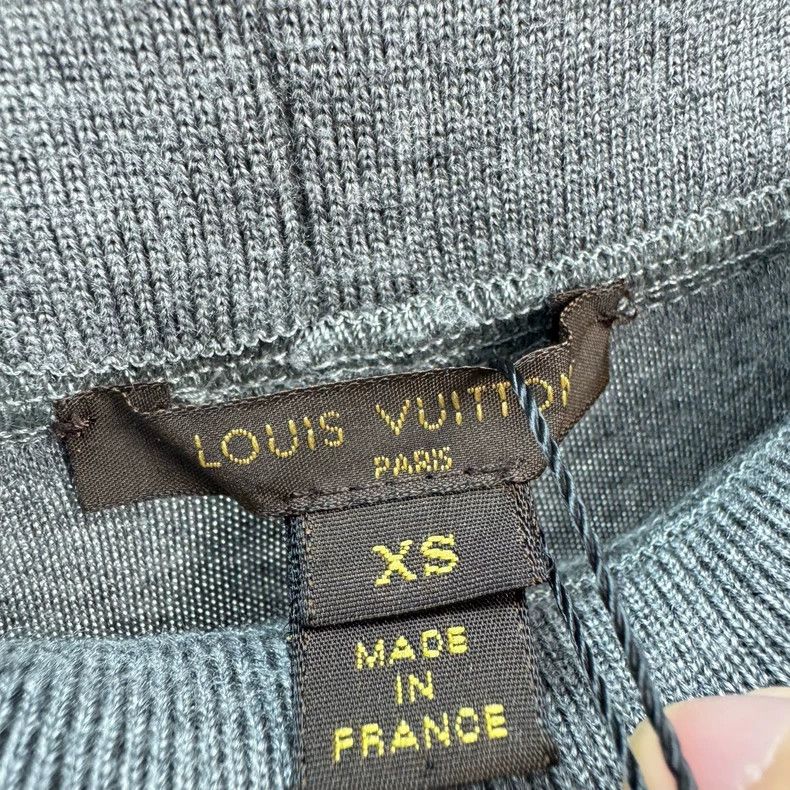 Louis Vuitton Louis Vuitton size xs Grey embroidered Logo cashmere knit p Size 24" / US 00 / IT 34 - 4 Thumbnail