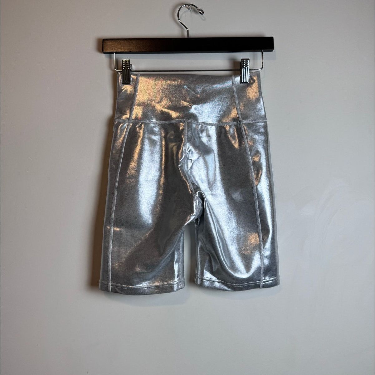 Guizio Danielle Guizio Sport Performance Wear Metallic Biker Shorts Size 26" / US 2 / IT 38 - 2 Thumbnail