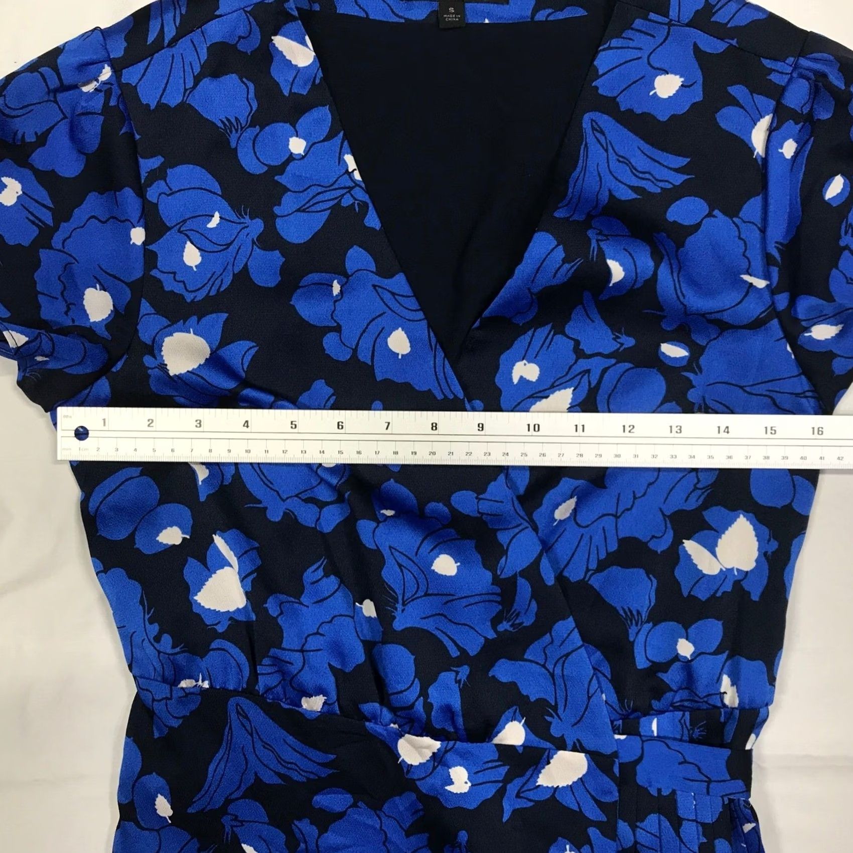 Banana Republic Banana Republic Wrap Dress S Blue Floral V-Neck Pleated Short Sleeve Women Size 28" / US 6 / IT 42 - 3 Thumbnail