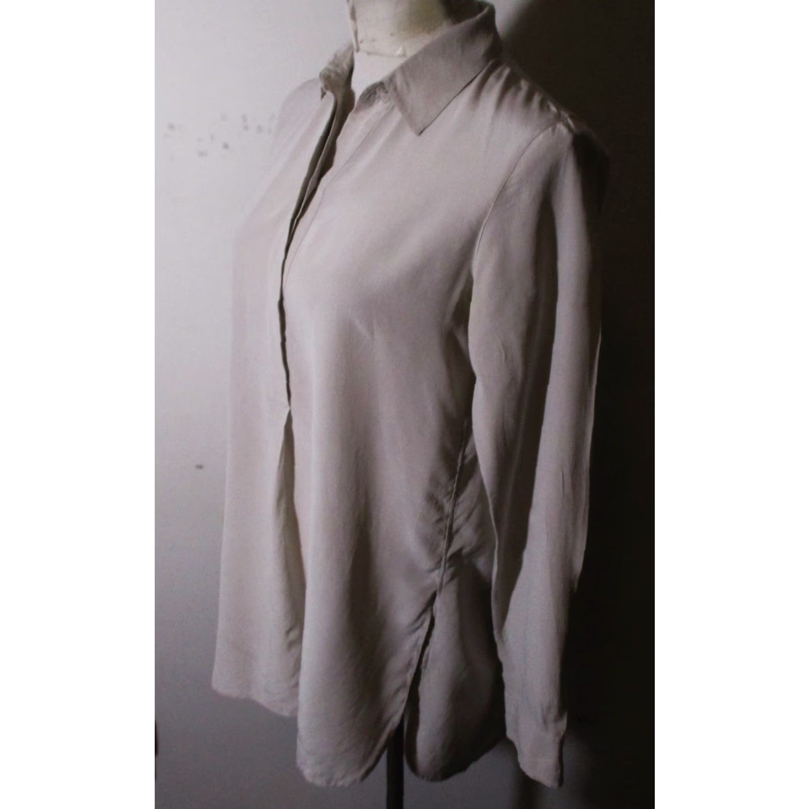 Vince Vince Blouse Shirt Women Taupe Tan 100% Silk Long Sleeve V-Neck Size 6 Vintage No Size M / US 6-8 / IT 42-44 - 4 Thumbnail
