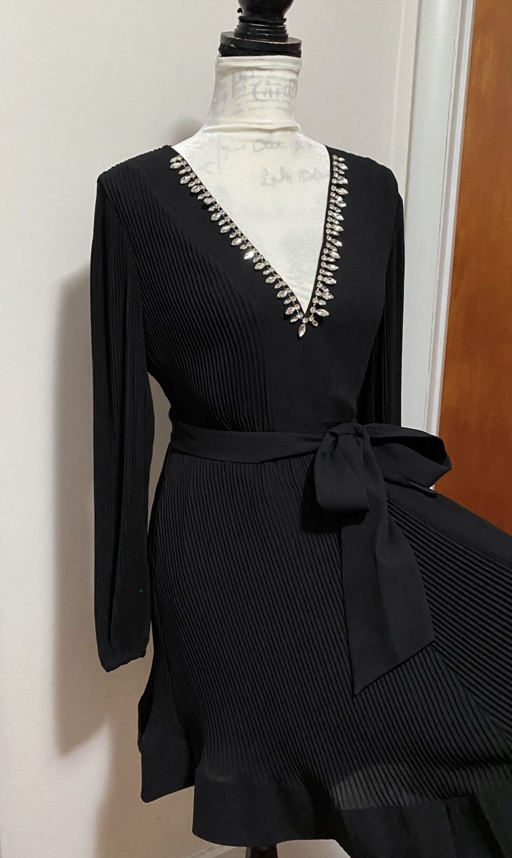 MILLY Milly Embellished Pleated V-Neck Minidress size 6 Size M / US 6-8 / IT 42-44 - 11 Thumbnail