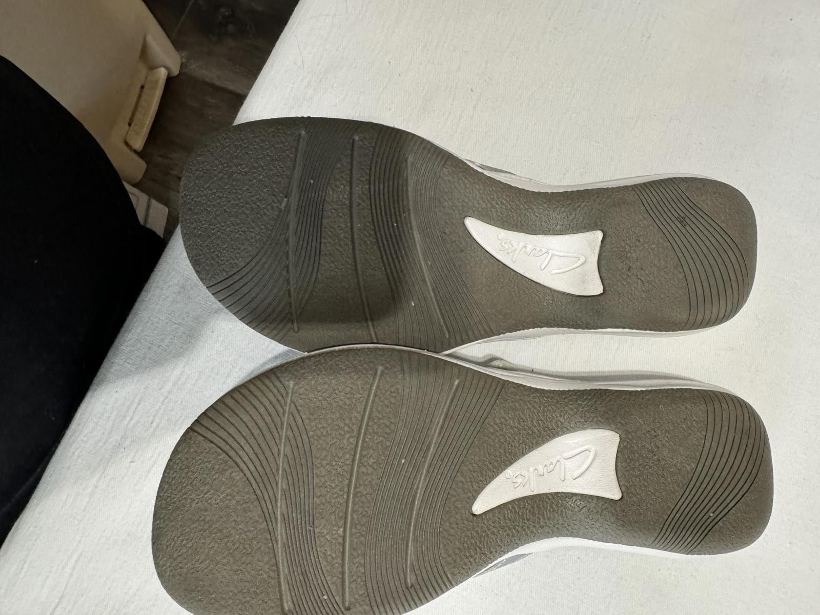 Clarks Comfortable Silver Cushioned Flip-Flops Clarks Size US 6 / IT 36 - 3 Thumbnail