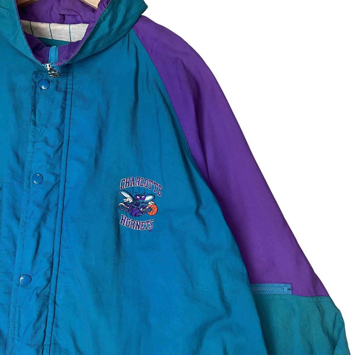 NBA × Starter Charlotte Hornetts Big Logo Zipper Jacket Sun Faded Size XL Size US XL / EU 56 / 4 - 4 Thumbnail