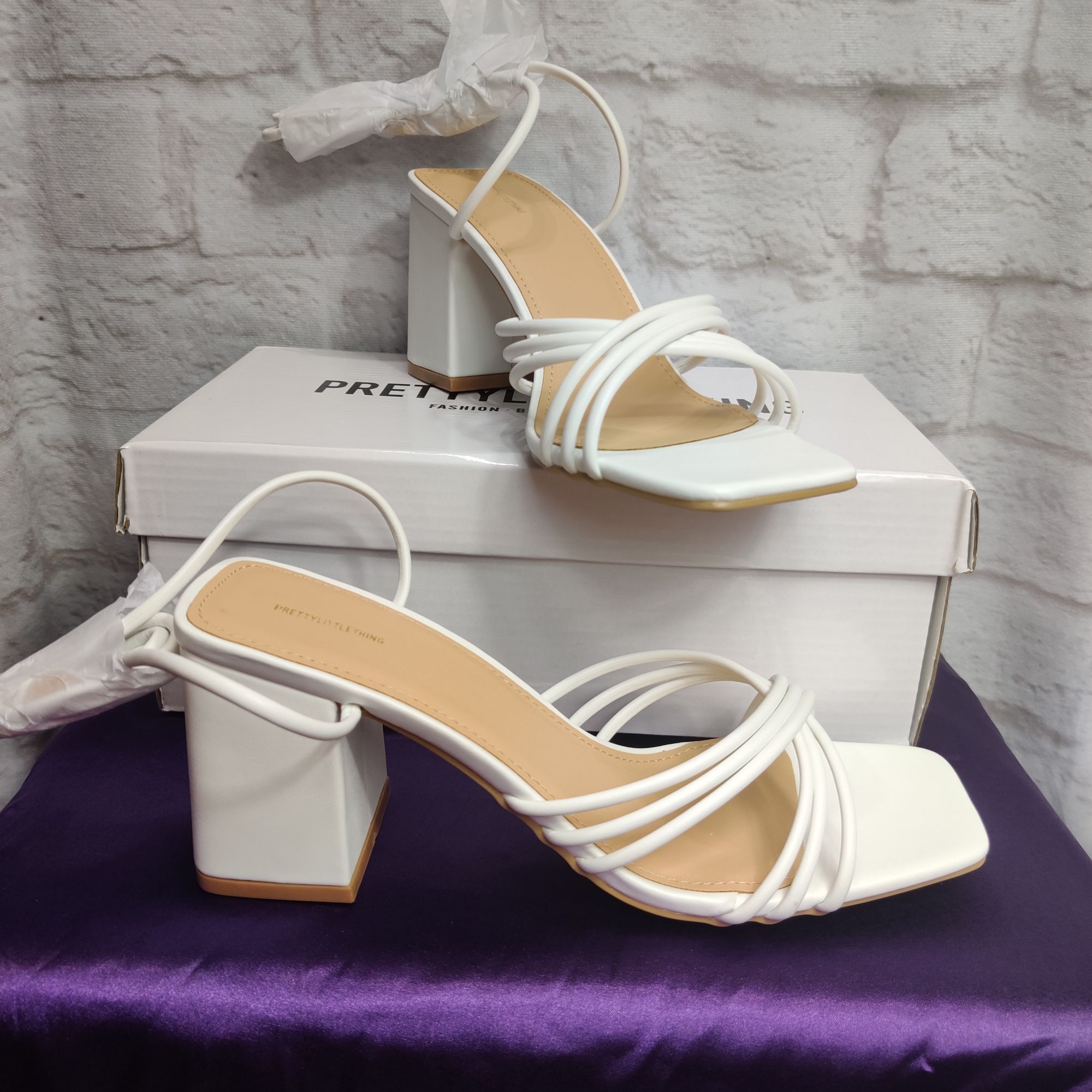 PrettyLittleThing PrettyLittleThing 7 US 38 EU White Strappy Block Heel Sandal Size US 7 / IT 37 - 2 Thumbnail