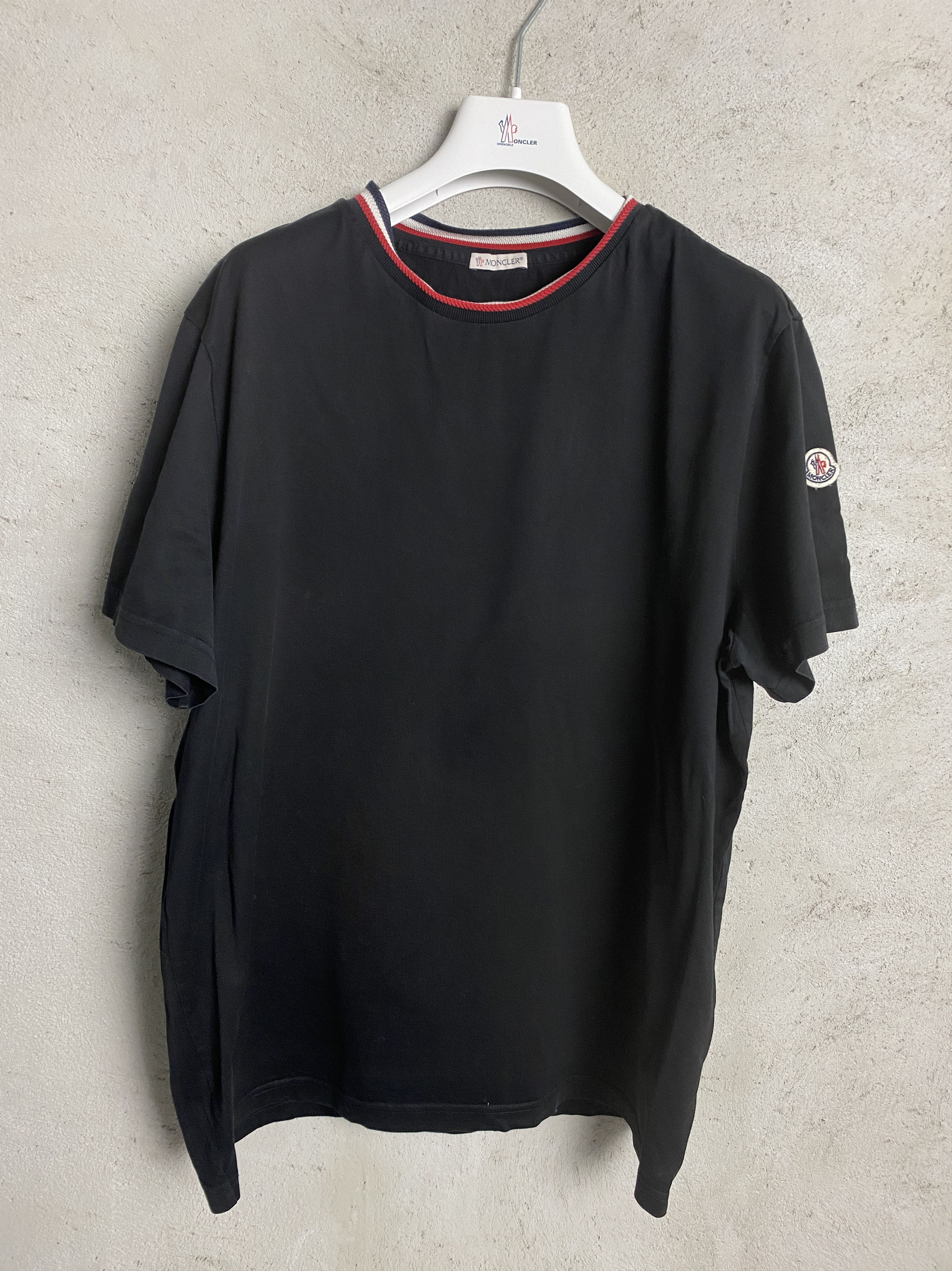 Moncler Moncler small arm logo t-shirt tee casual Size US XL / EU 56 / 4 - 1 Thumbnail