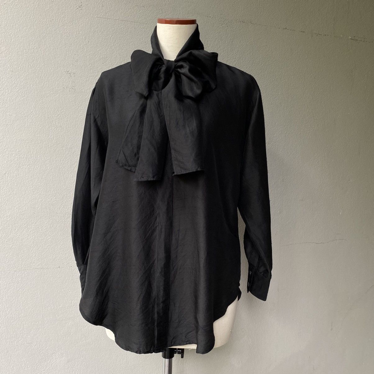 Issey Miyake IS Issey Miyake Black Silk Long Sleeve Bow Tie Collar Shirt Size XL / US 12-14 / IT 48-50 - 1 Thumbnail