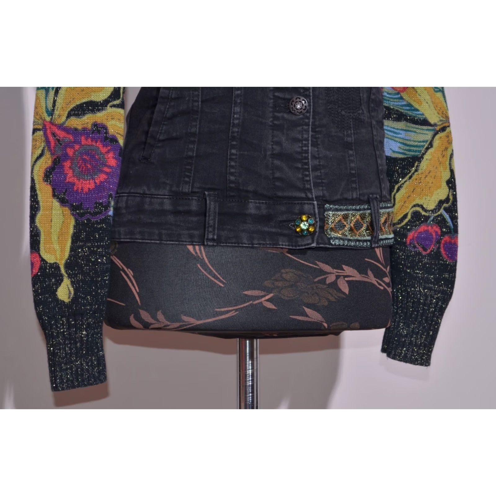 Desigual Desigual Black Denim Jacket Floral Embroidered Boho Womens Size 36 Denim Jacket Womens Boho Floral Embroidered Black Size 36 Size XS / US 0-2 / IT 36-38 - 3 Thumbnail